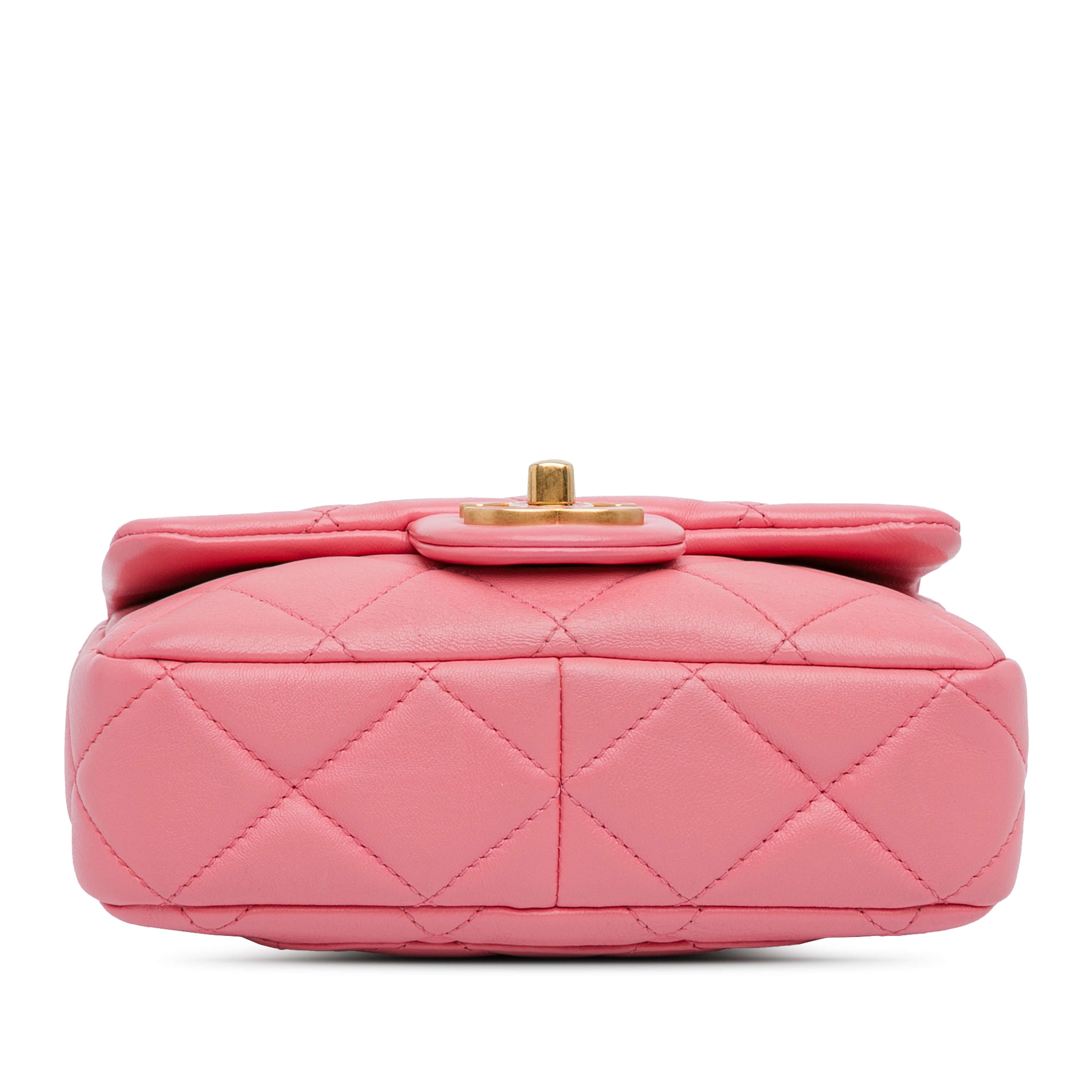 Chanel Mini Lambskin Pending Cc Flap, från Luxclusif, i färgen pink. Klicka för att öppna bilden i stort format