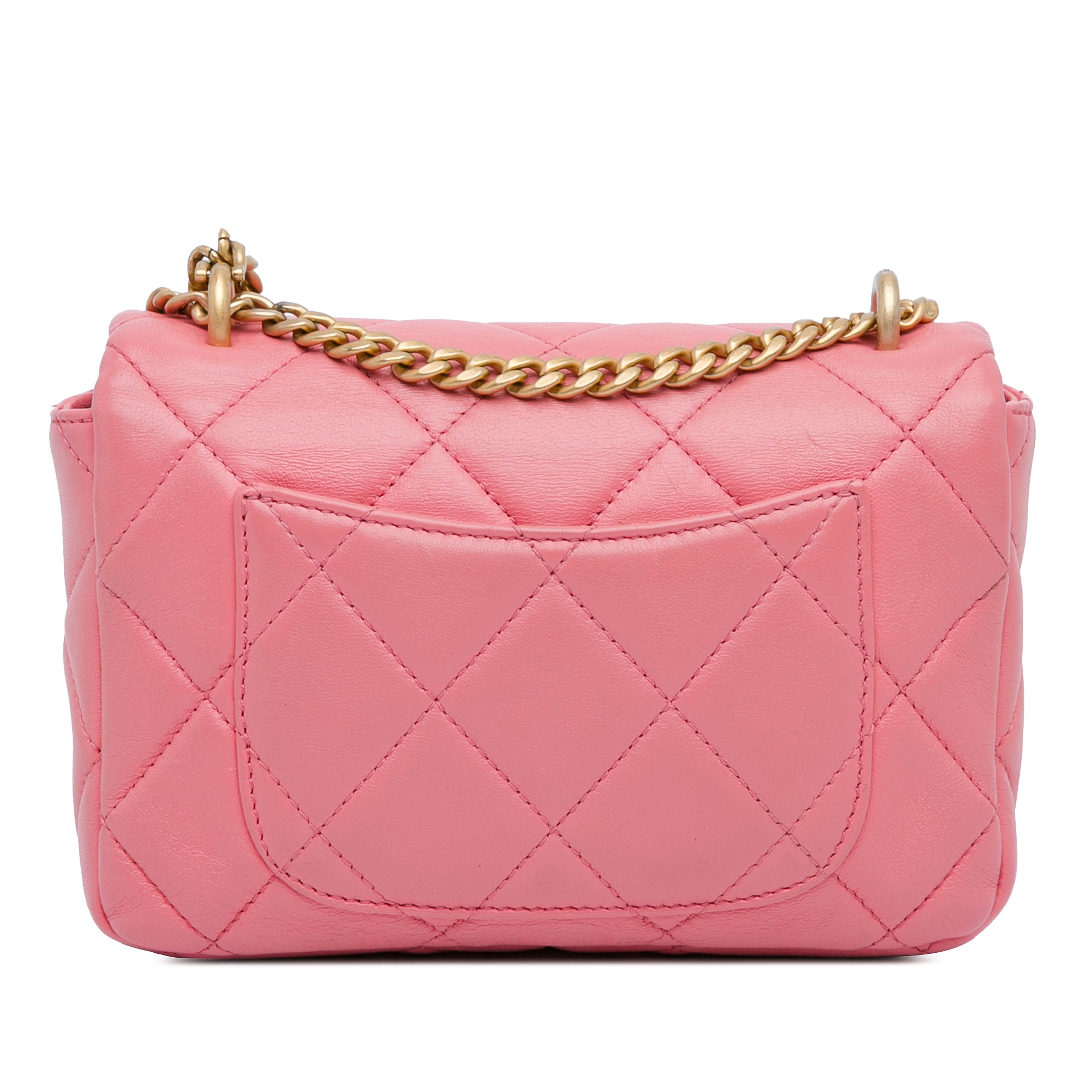 Chanel Mini Lambskin Pending Cc Flap, från Luxclusif, i färgen pink. Klicka för att öppna bilden i stort format