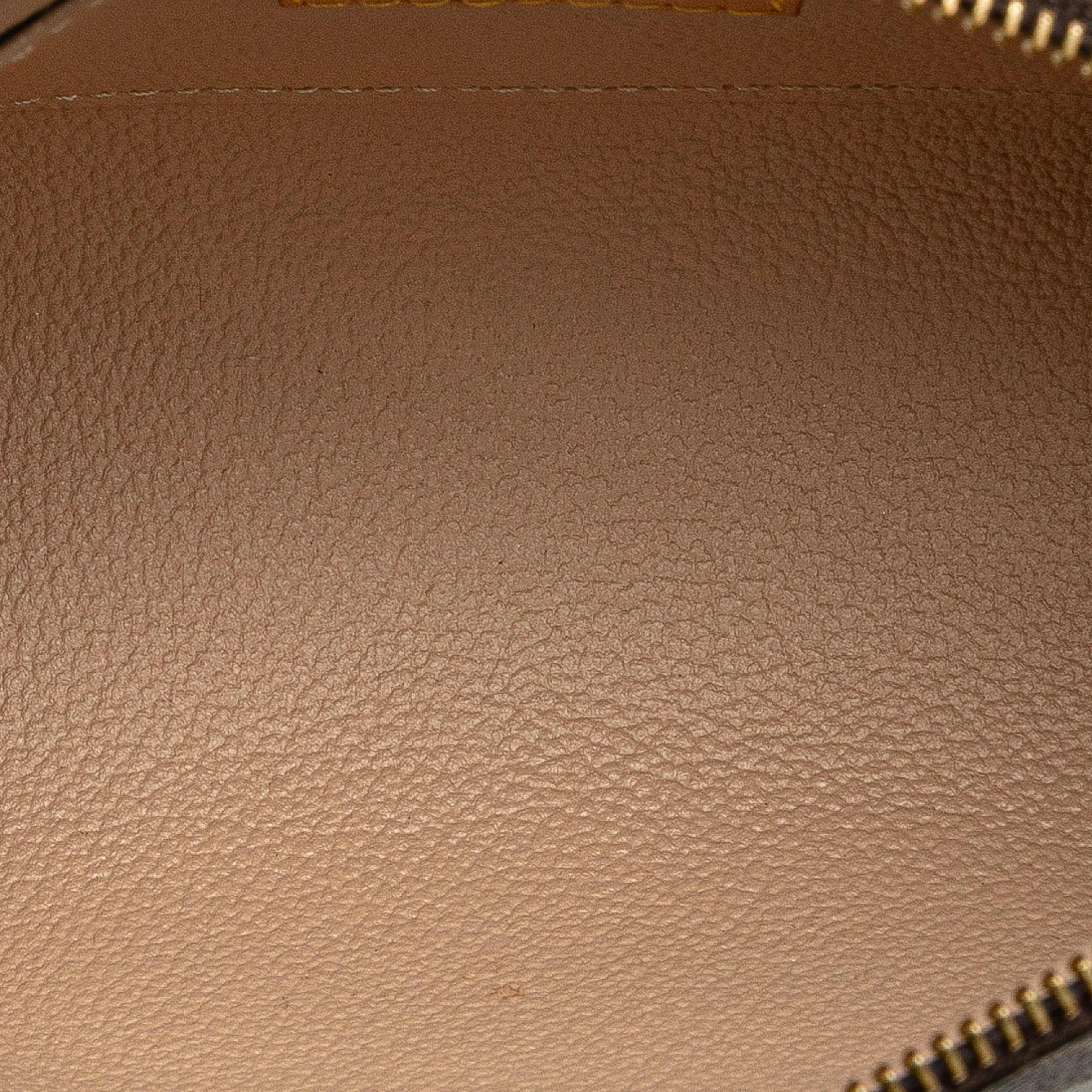 Louis Vuitton Monogram Cosmetic Pouch, från Luxclusif, i färgen brown. Klicka för att öppna bilden i stort format