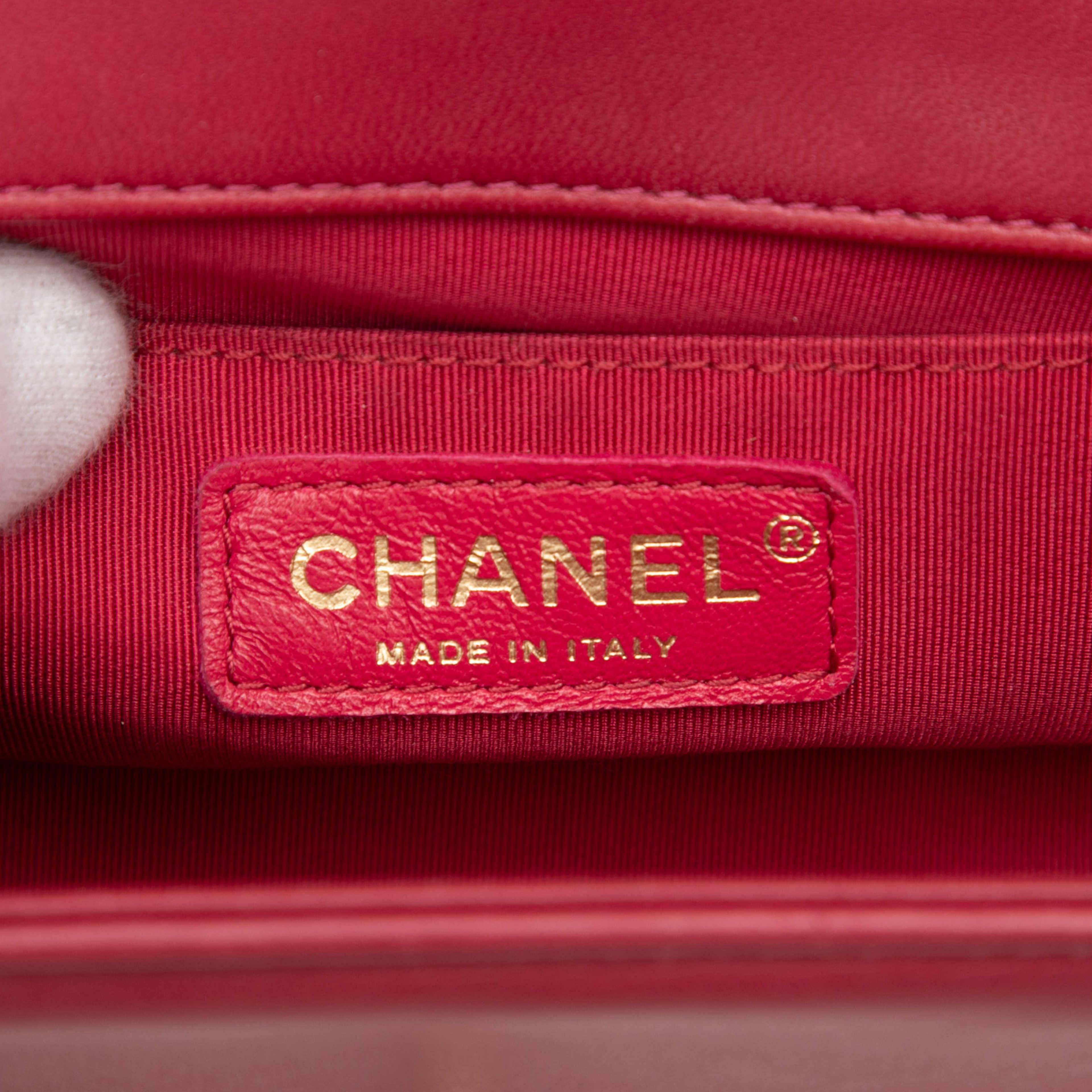 Chanel Small Chevron Calfskin Boy Flap, från Luxclusif, i färgen dark red. Klicka för att öppna bilden i stort format