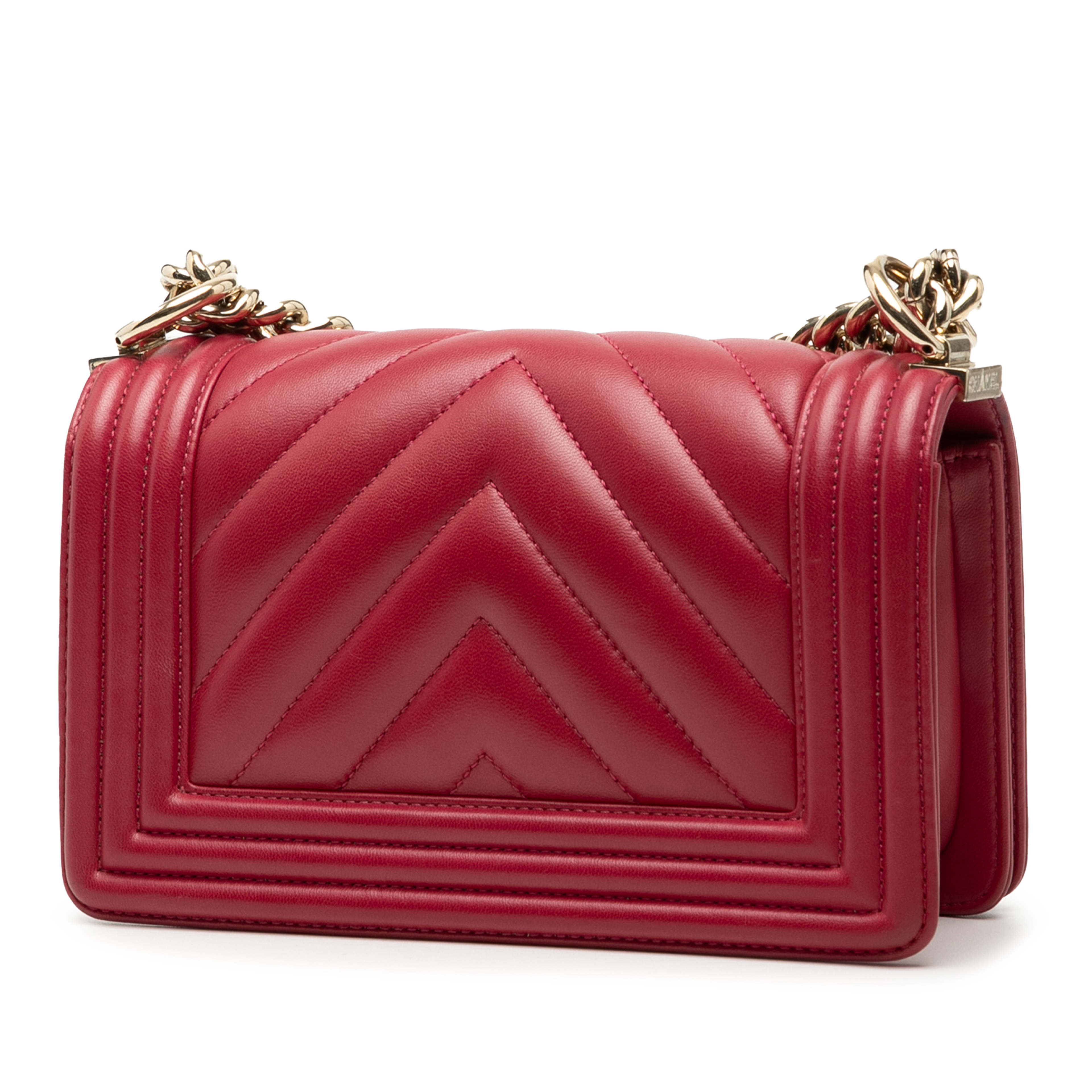 Chanel Small Chevron Calfskin Boy Flap, från Luxclusif, i färgen röd. Klicka för att öppna bilden i stort format