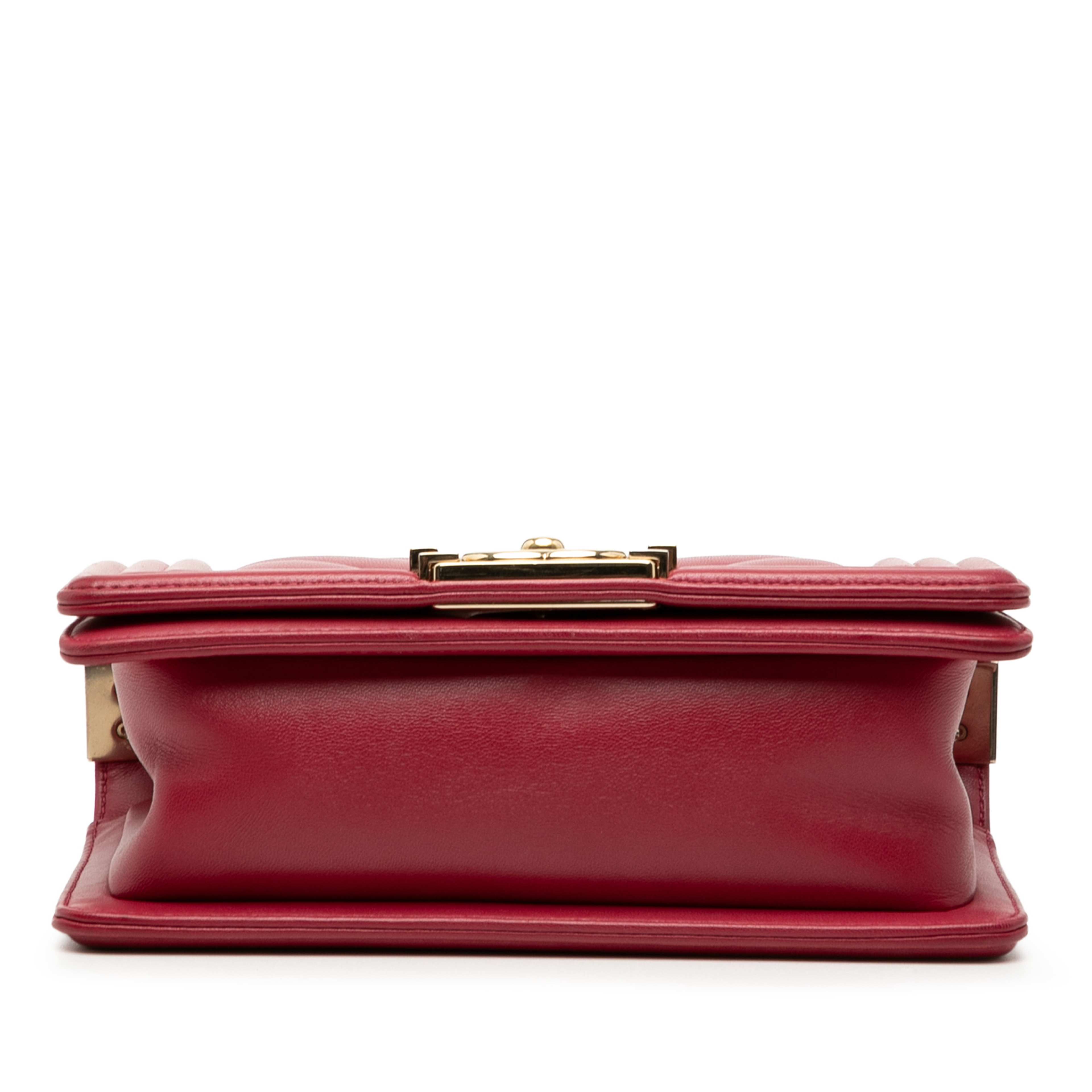 Chanel Small Chevron Calfskin Boy Flap, från Luxclusif, i färgen dark red. Klicka för att öppna bilden i stort format