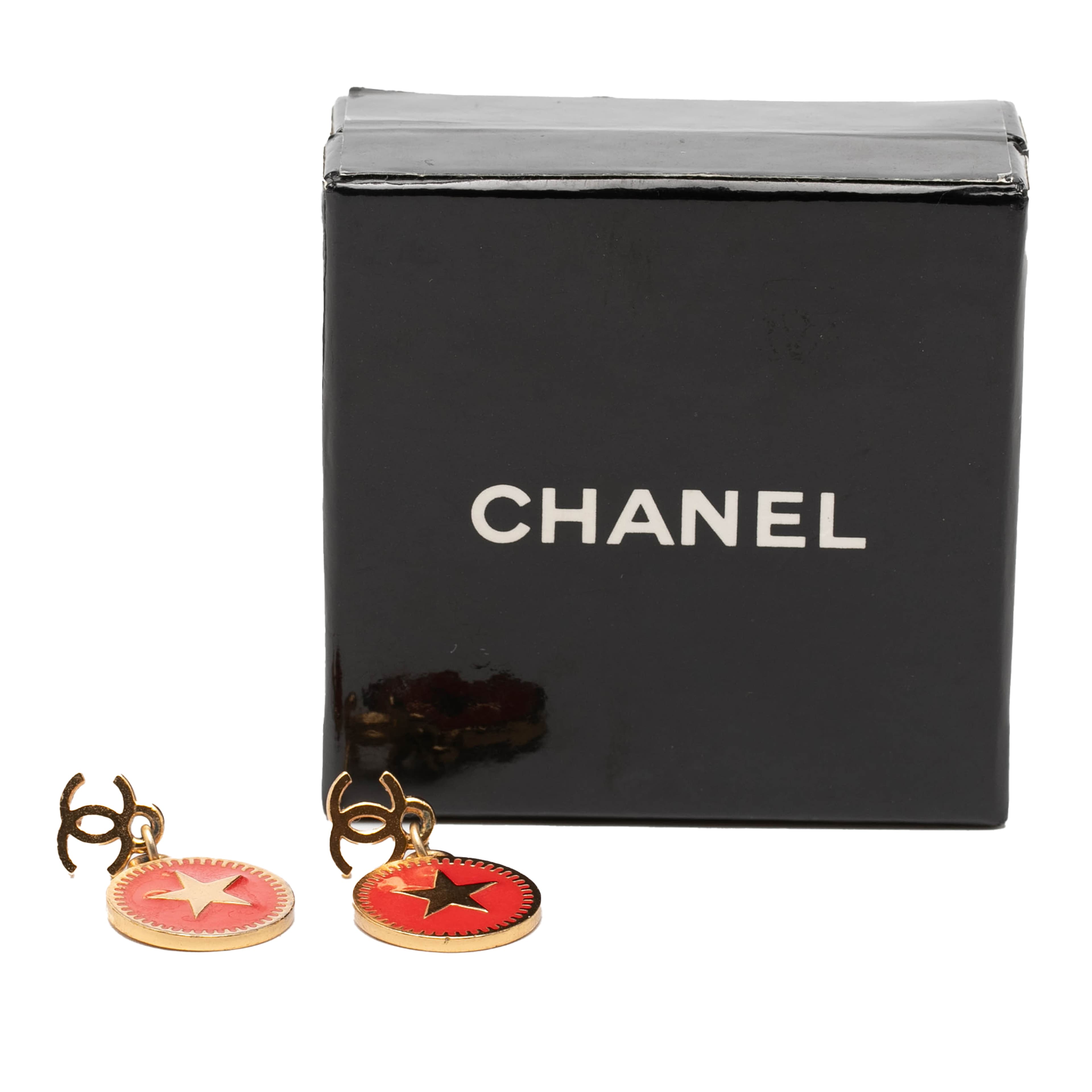 Chanel Cc Gold Plated Enamel Star Dangling Push Back Earrings, från Luxclusif, i färgen guld. Klicka för att öppna bilden i stort format