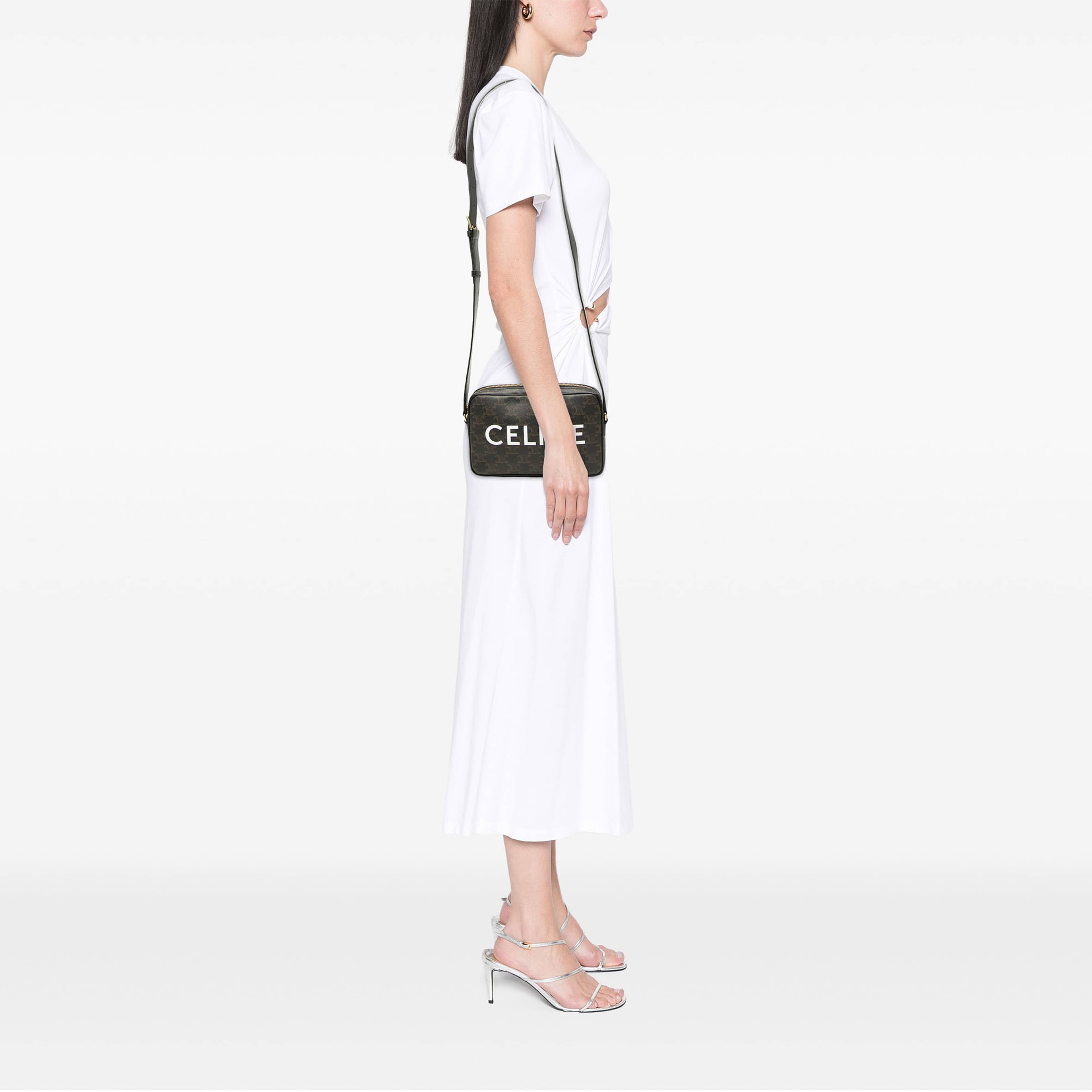 Celine Medium Triomphe Coated Canvas Logo Crossbody, från Luxclusif, i färgen svart. Klicka för att öppna bilden i stort format
