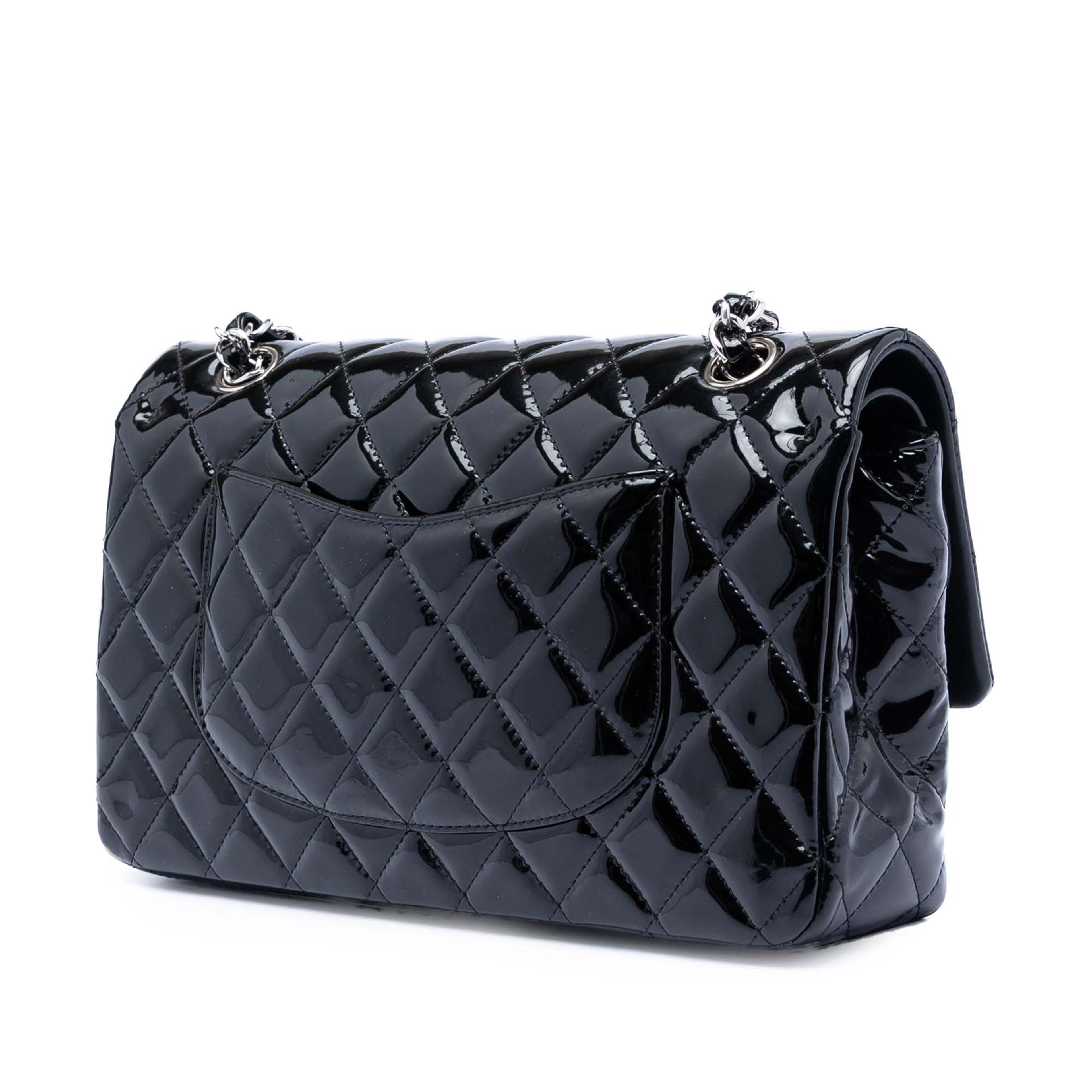 Chanel Medium Classic Patent Double Flap, från Luxclusif, i färgen black. Klicka för att öppna bilden i stort format