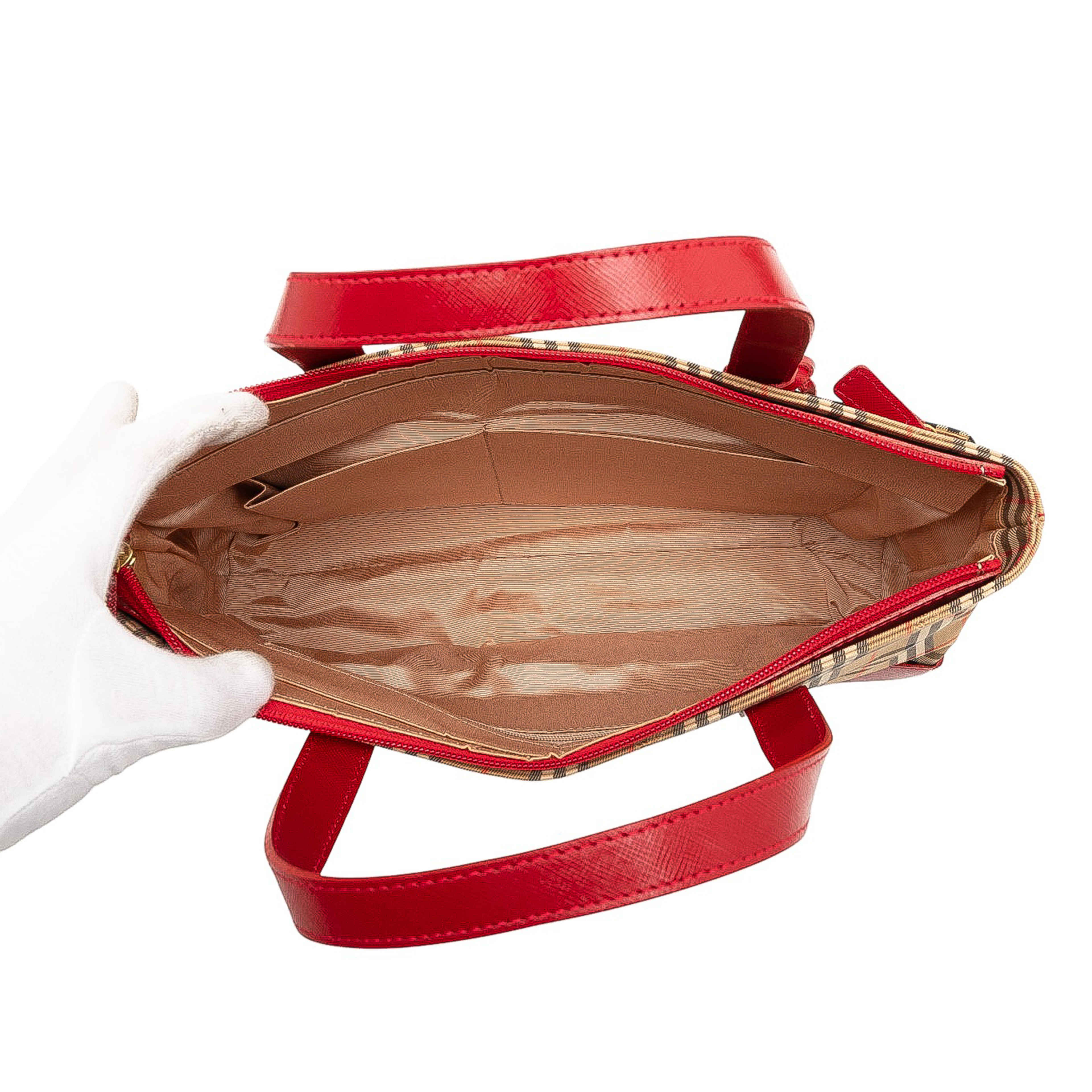 Burberry Haymarket Check Canvas Handbag, från Luxclusif, i färgen beige. Klicka för att öppna bilden i stort format