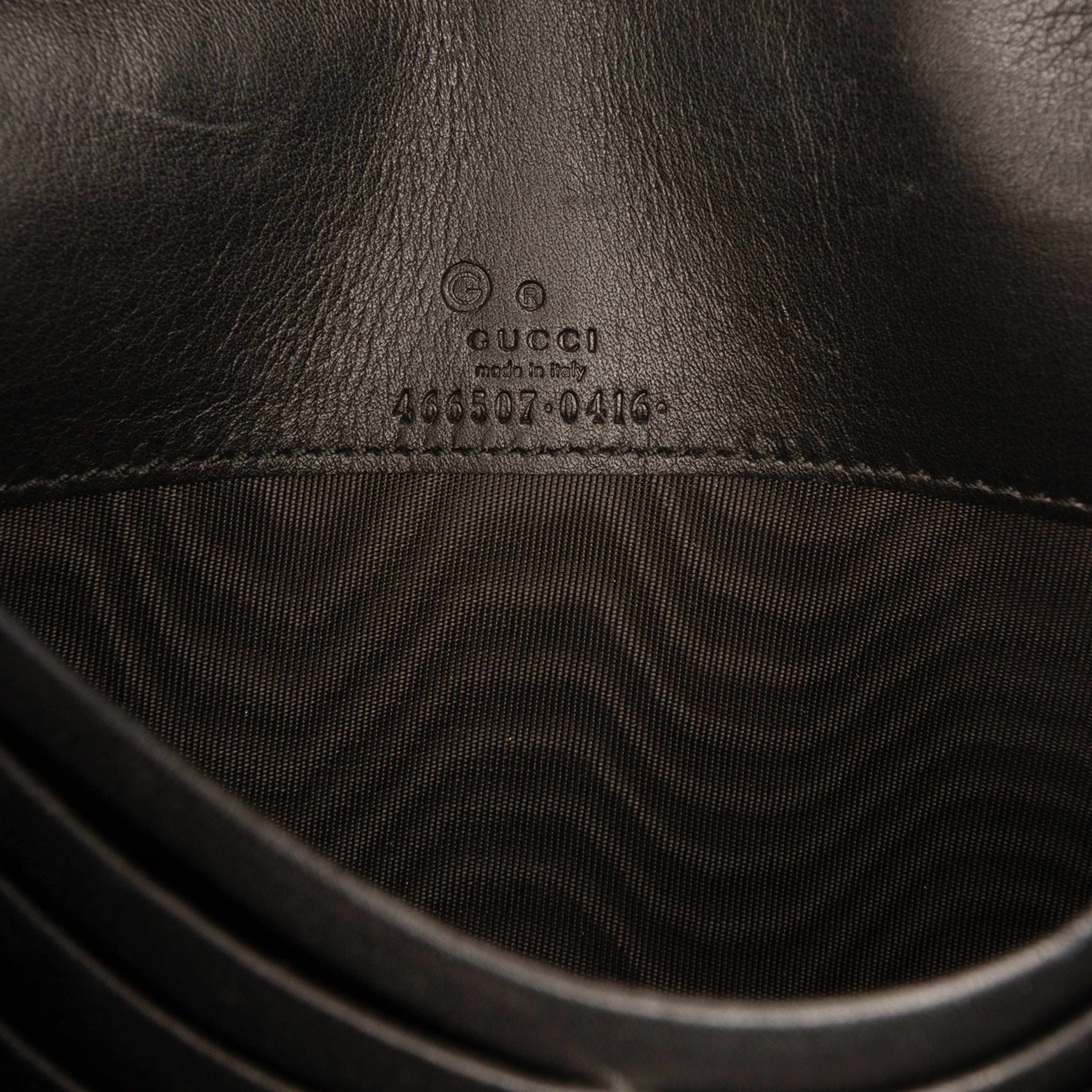 Gucci Microguccissima Wallet On Strap, från Luxclusif, i färgen black. Klicka för att öppna bilden i stort format