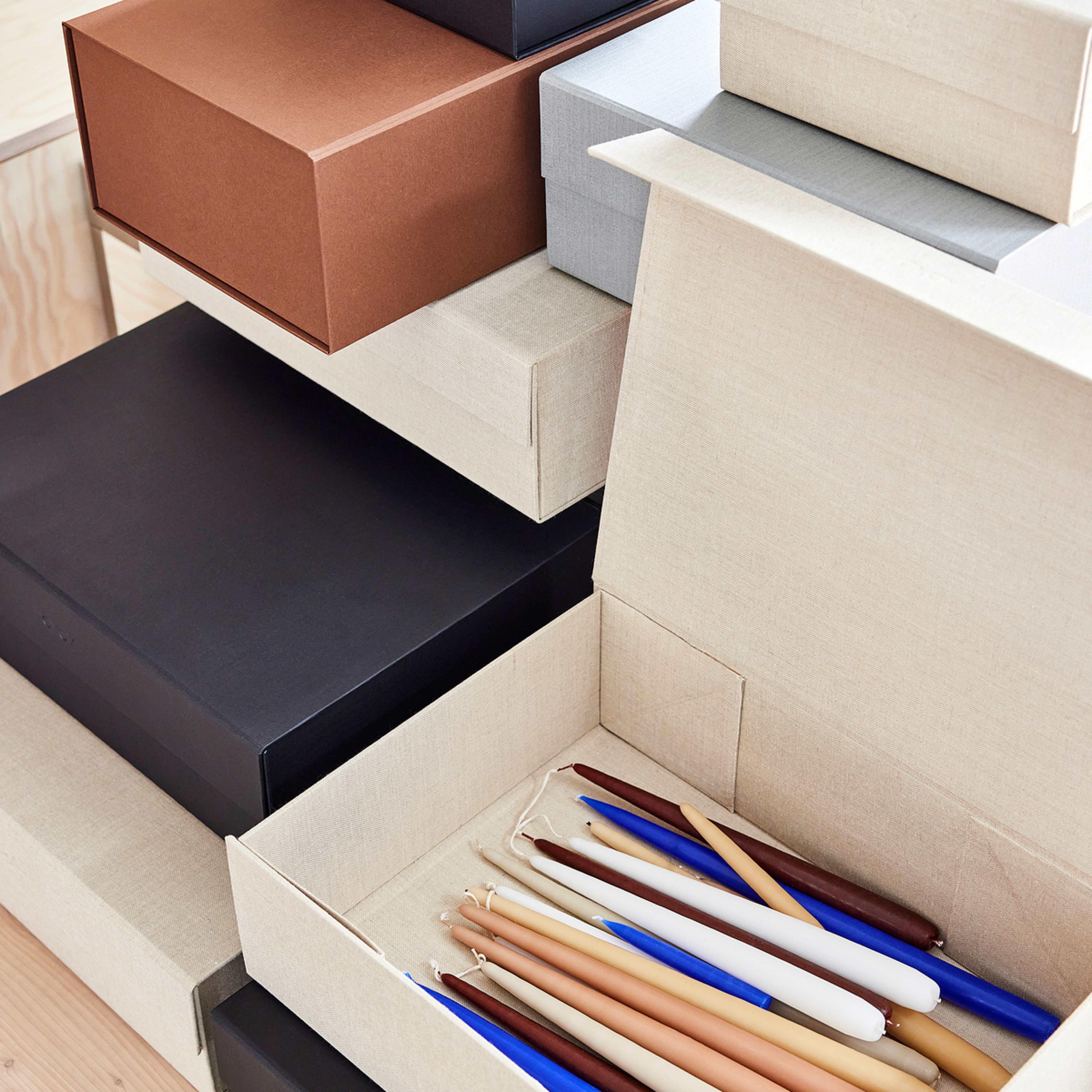 Hako Storage Box - A4, från OYOY Living, i färgen stone. Klicka för att öppna bilden i stort format