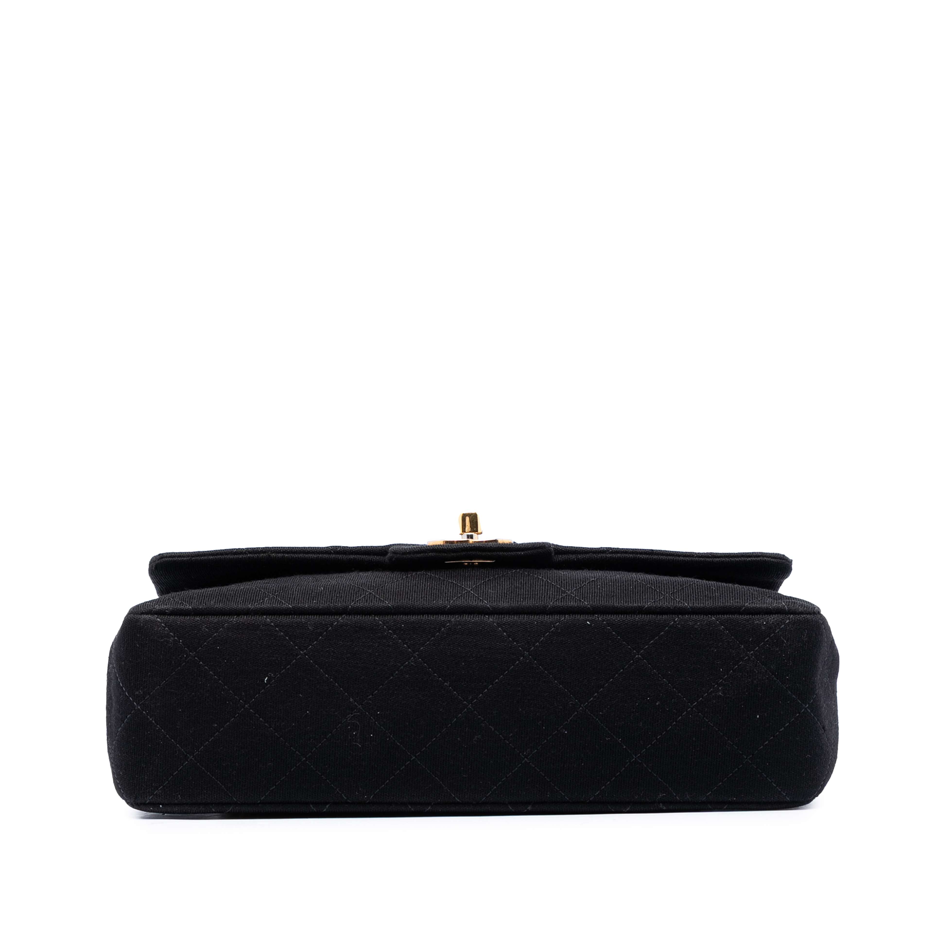 Chanel Small Classic Jersey Double Flap, från Luxclusif, i färgen svart. Klicka för att öppna bilden i stort format