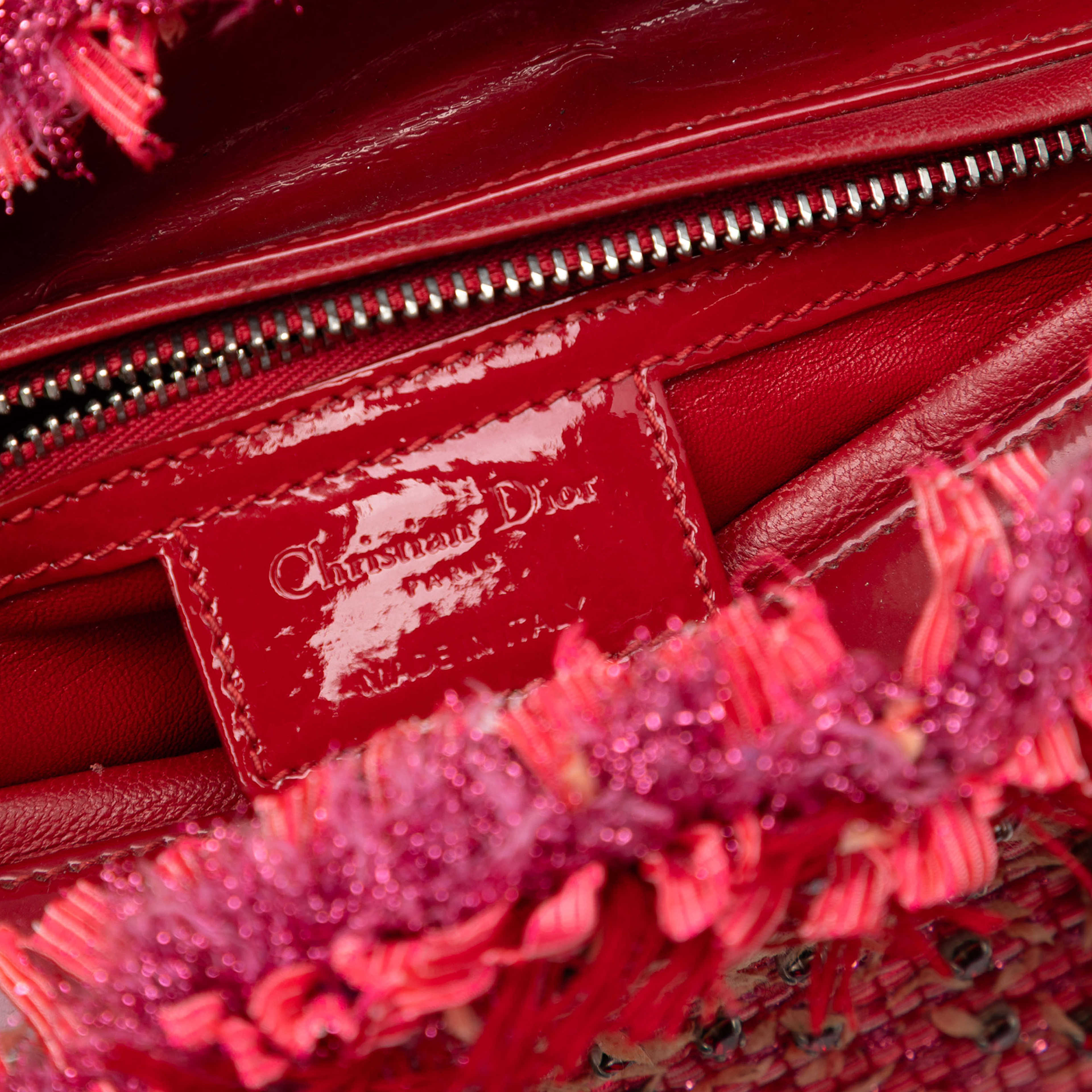Dior Medium Tweed Fringe Rhinestone Lady Dior, från Luxclusif, i färgen red. Klicka för att öppna bilden i stort format