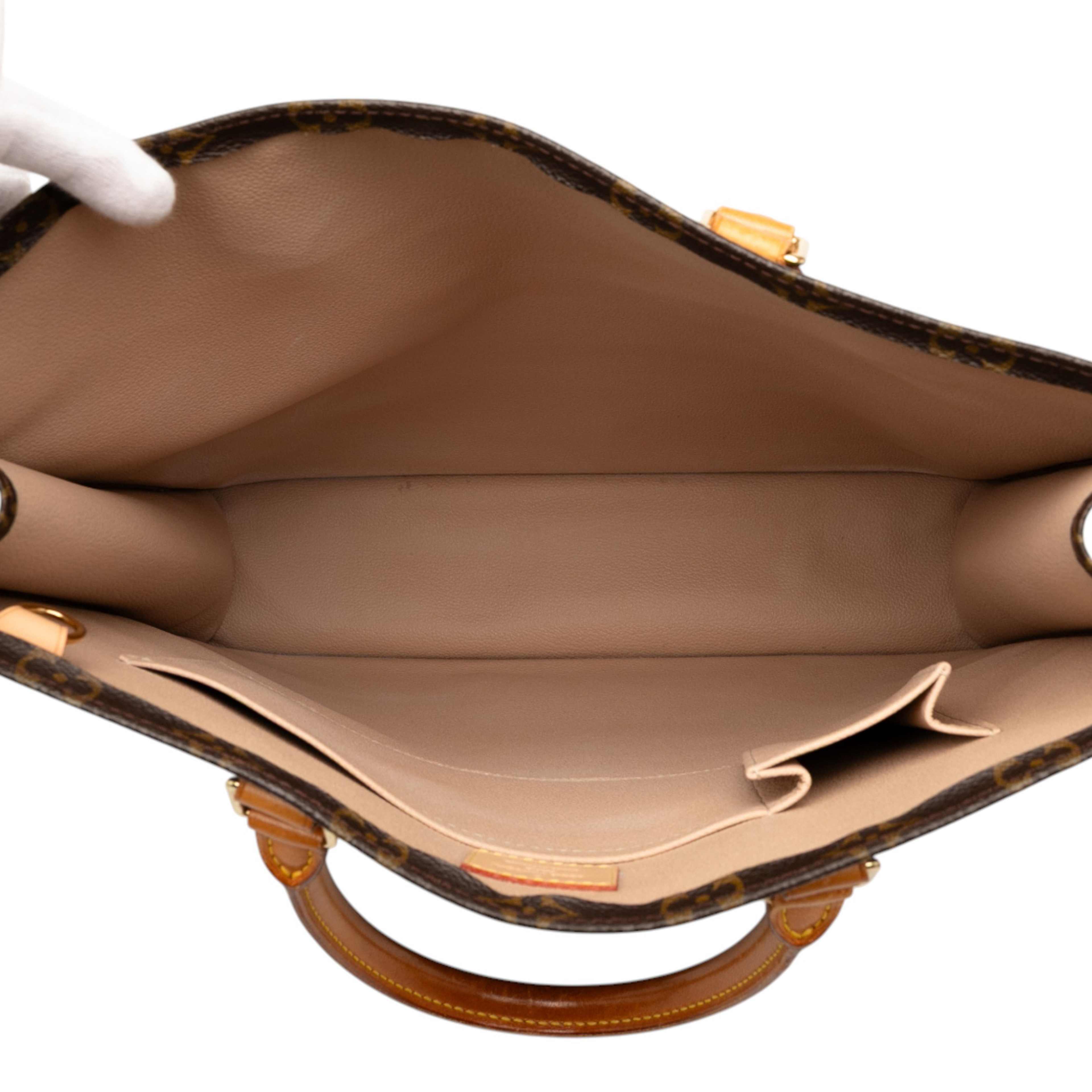 Louis Vuitton Monogram Sac Plat, från Luxclusif, i färgen brown. Klicka för att öppna bilden i stort format