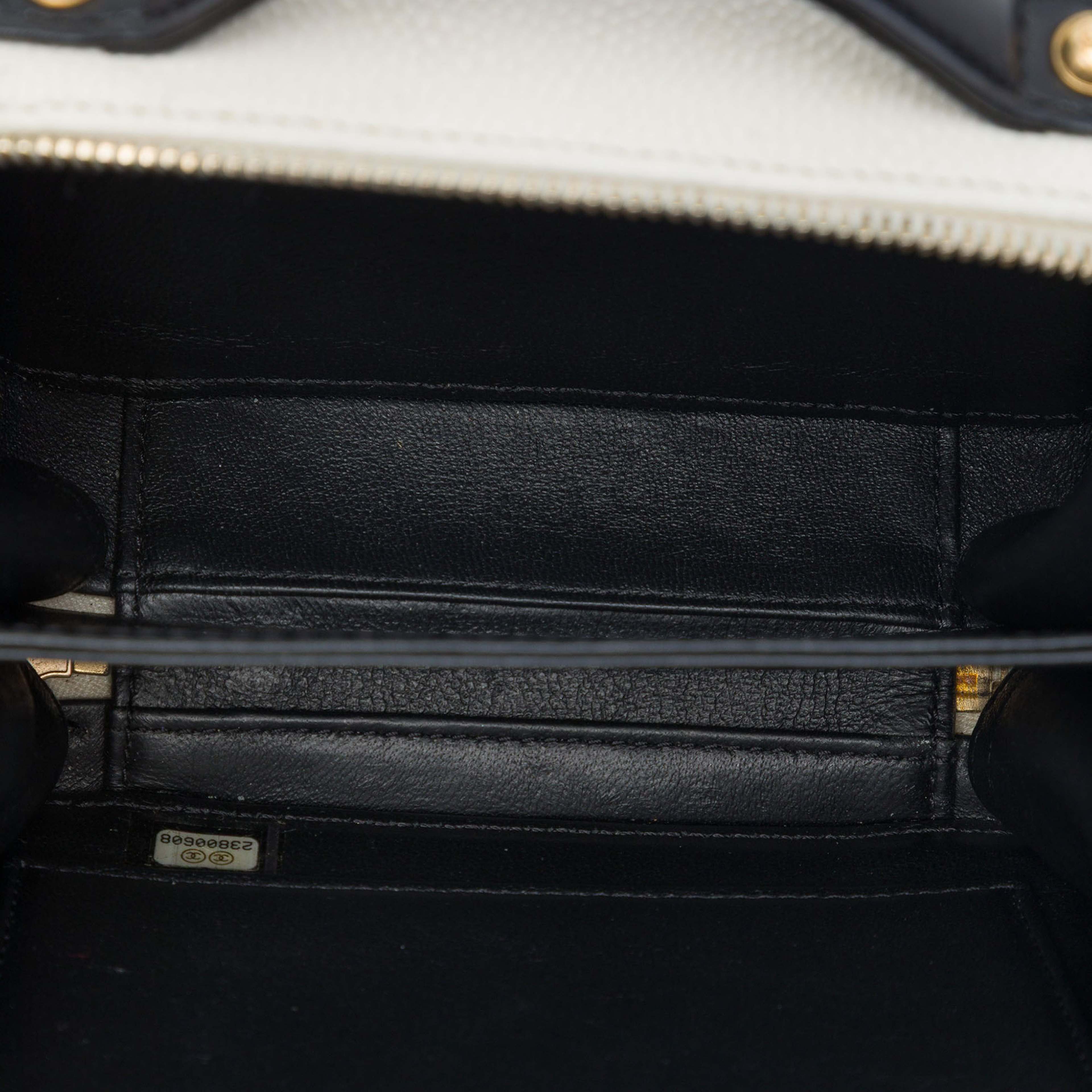 Chanel Small Caviar Cc Filigree Vanity Case, från Luxclusif, i färgen vit. Klicka för att öppna bilden i stort format
