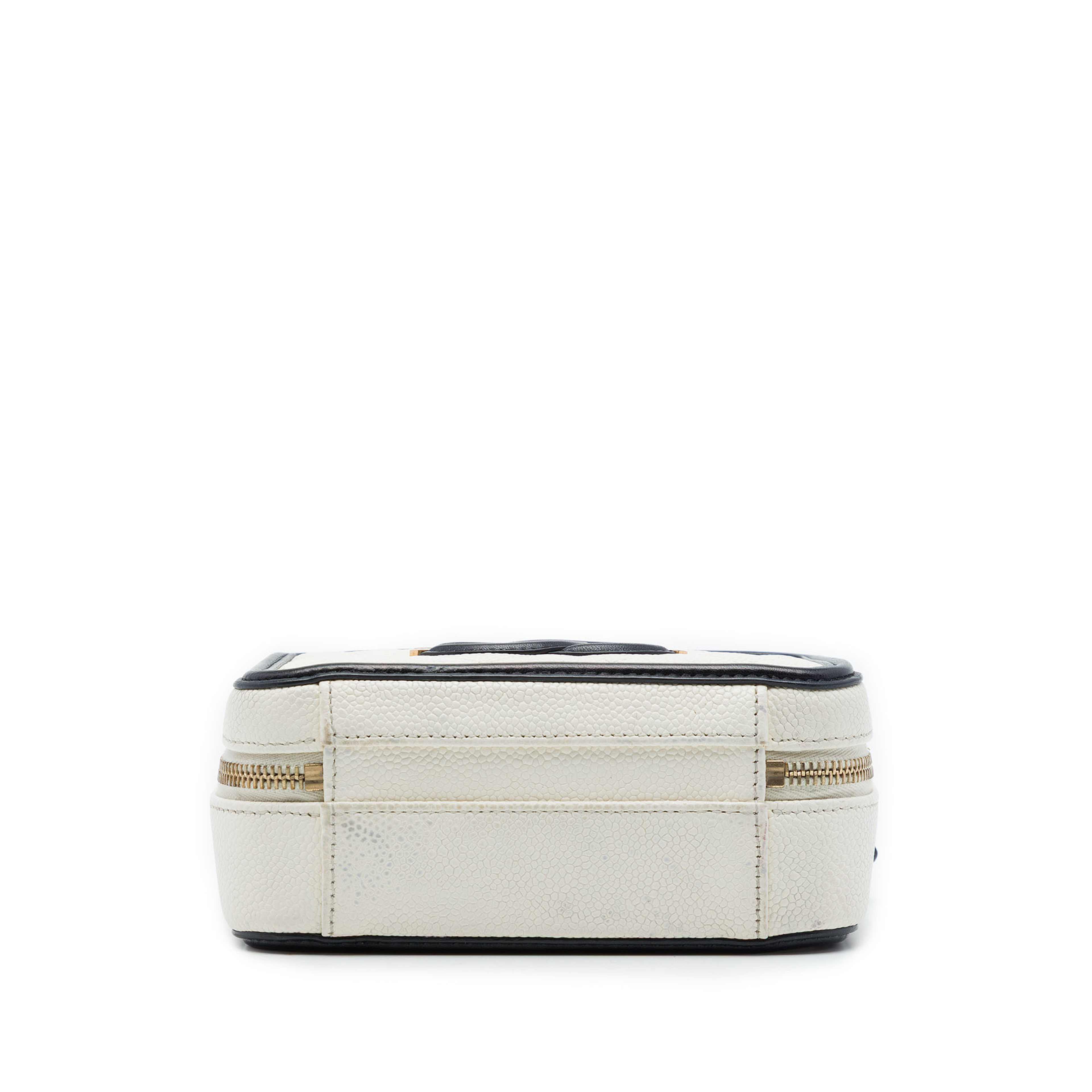 Chanel Small Caviar Cc Filigree Vanity Case, från Luxclusif, i färgen vit. Klicka för att öppna bilden i stort format