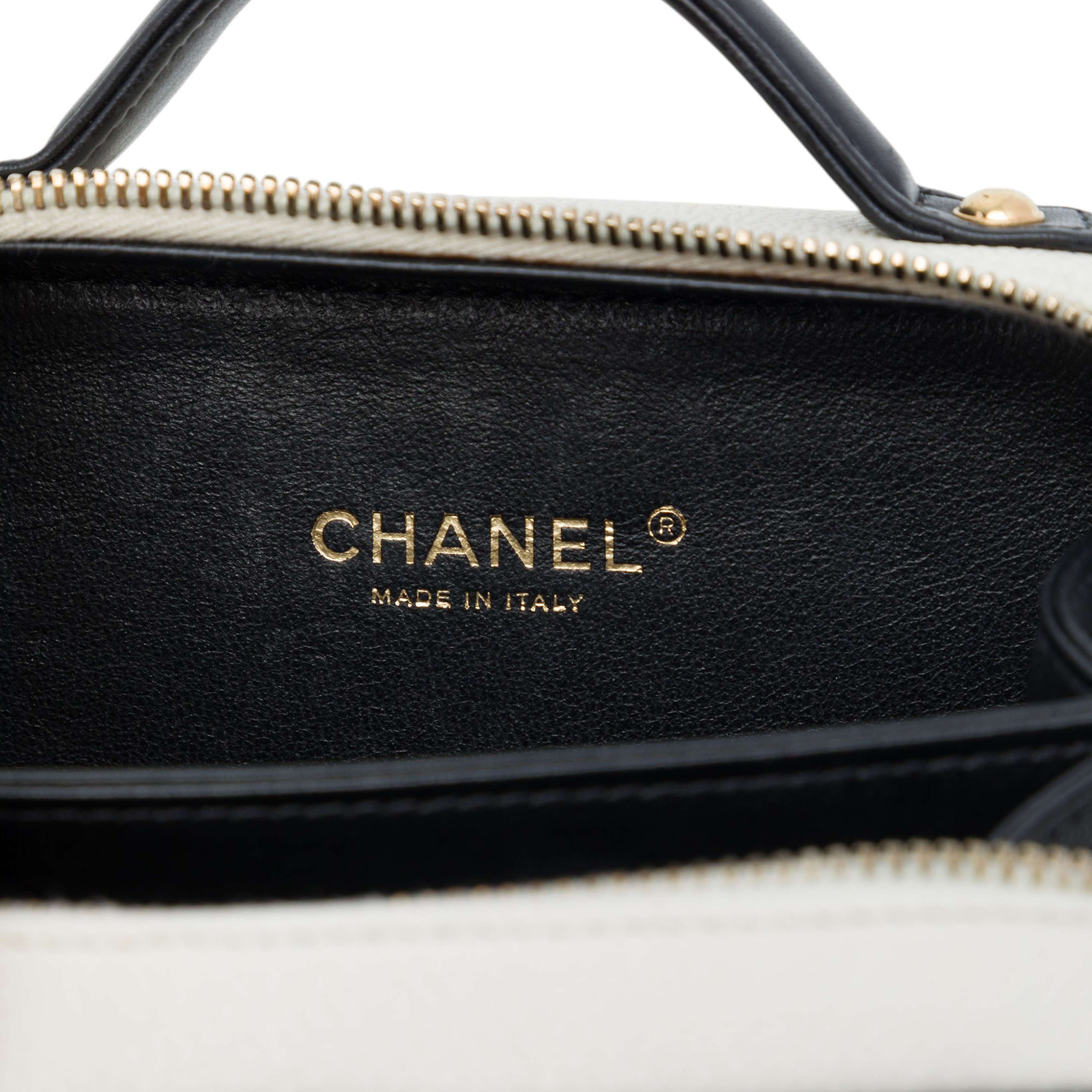 Chanel Small Caviar Cc Filigree Vanity Case, från Luxclusif, i färgen vit. Klicka för att öppna bilden i stort format