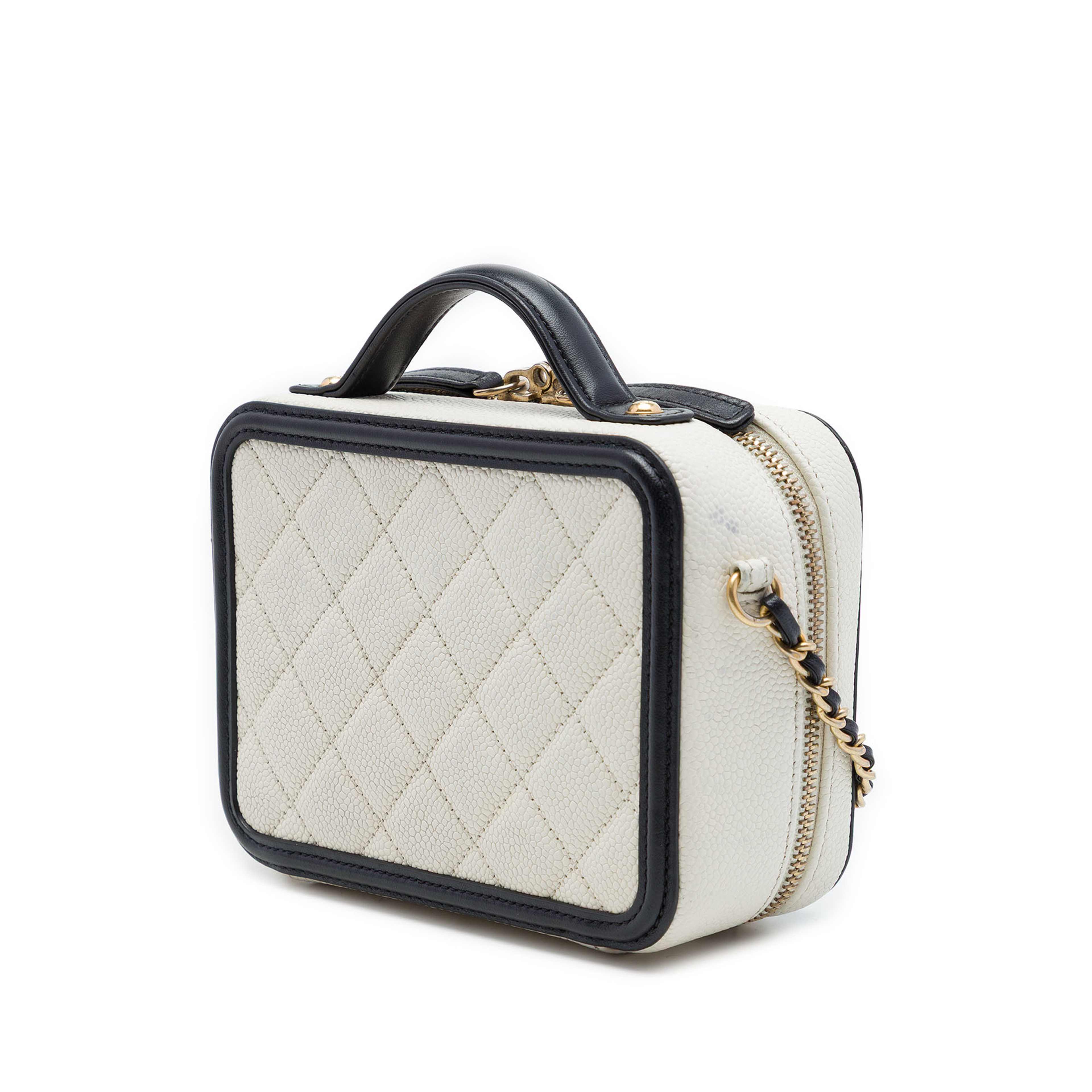 Chanel Small Caviar Cc Filigree Vanity Case, från Luxclusif, i färgen vit. Klicka för att öppna bilden i stort format