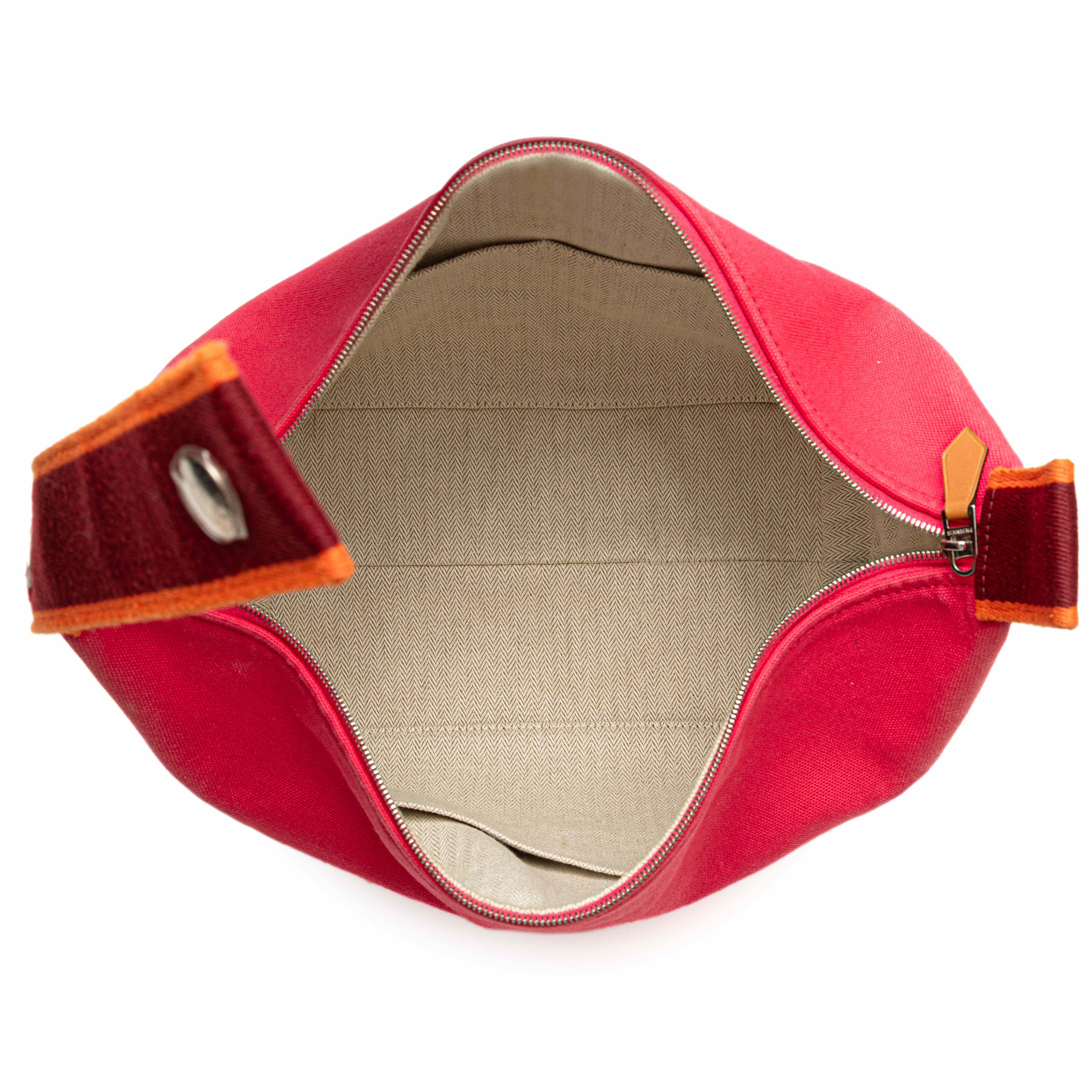 Hermès Large Canvas Bride A Brac, från Luxclusif, i färgen dark pink. Klicka för att öppna bilden i stort format