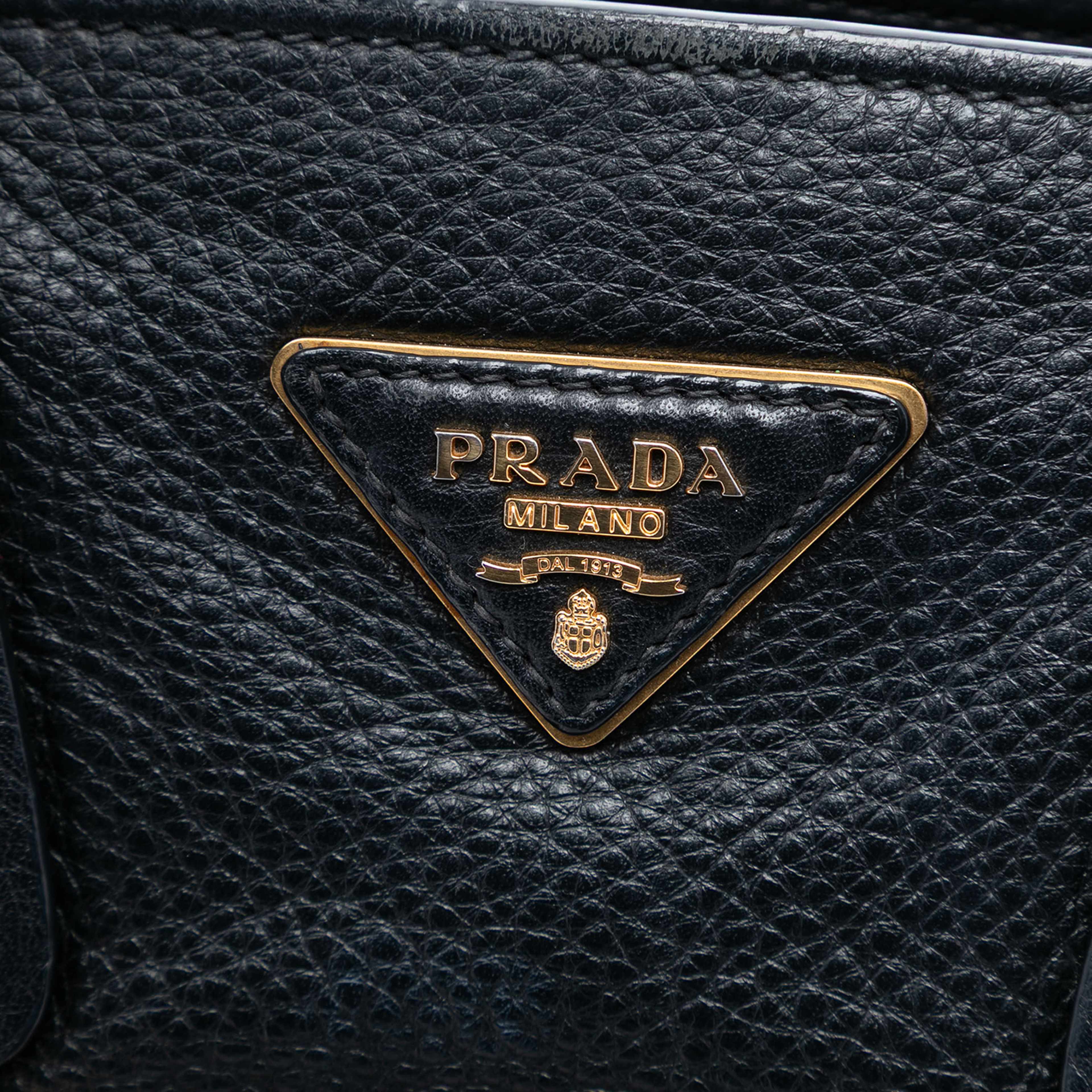 Prada Vitello Daino Front Pocket Open Convertible Tote, från Luxclusif, i färgen black. Klicka för att öppna bilden i stort format