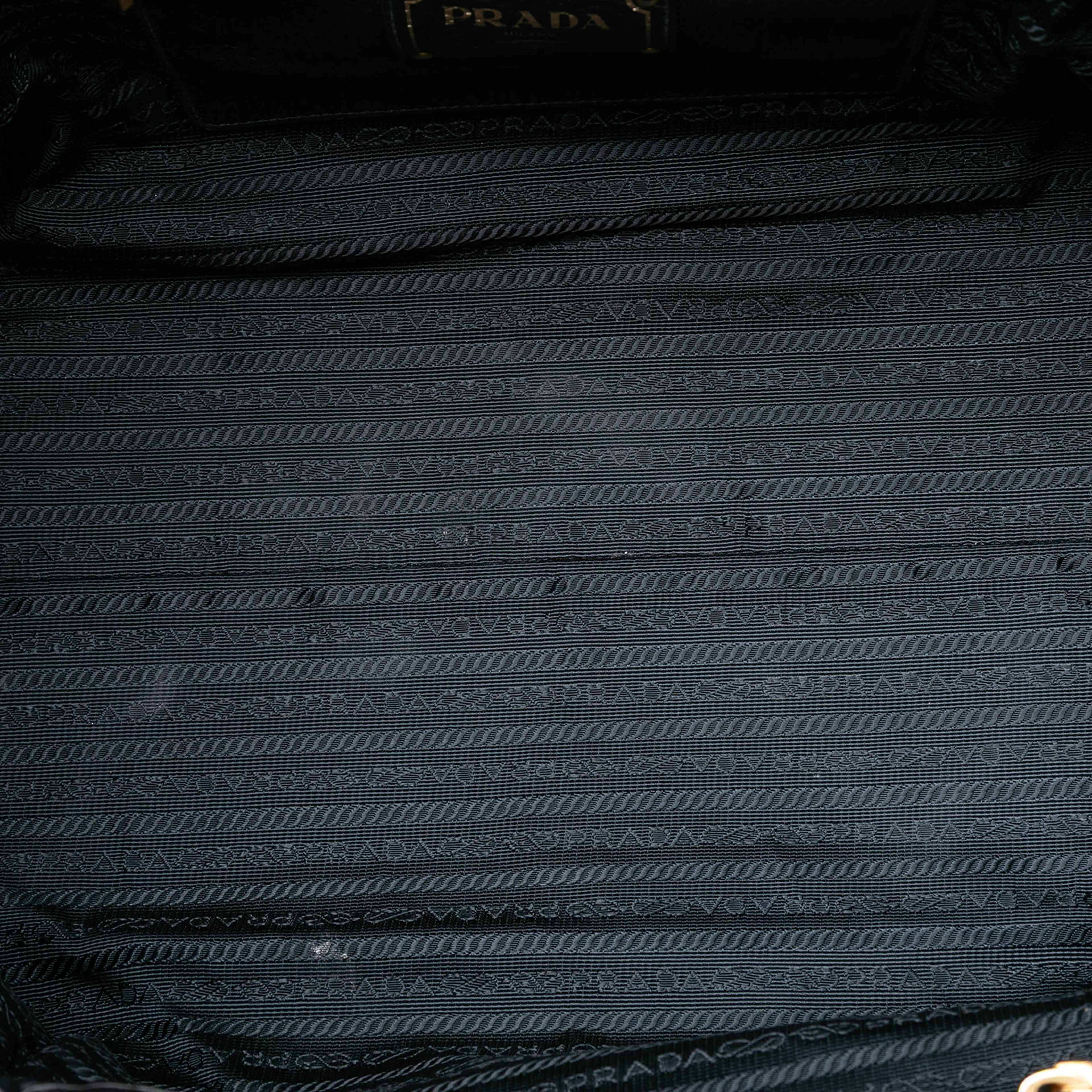 Prada Vitello Daino Front Pocket Open Convertible Tote, från Luxclusif, i färgen black. Klicka för att öppna bilden i stort format