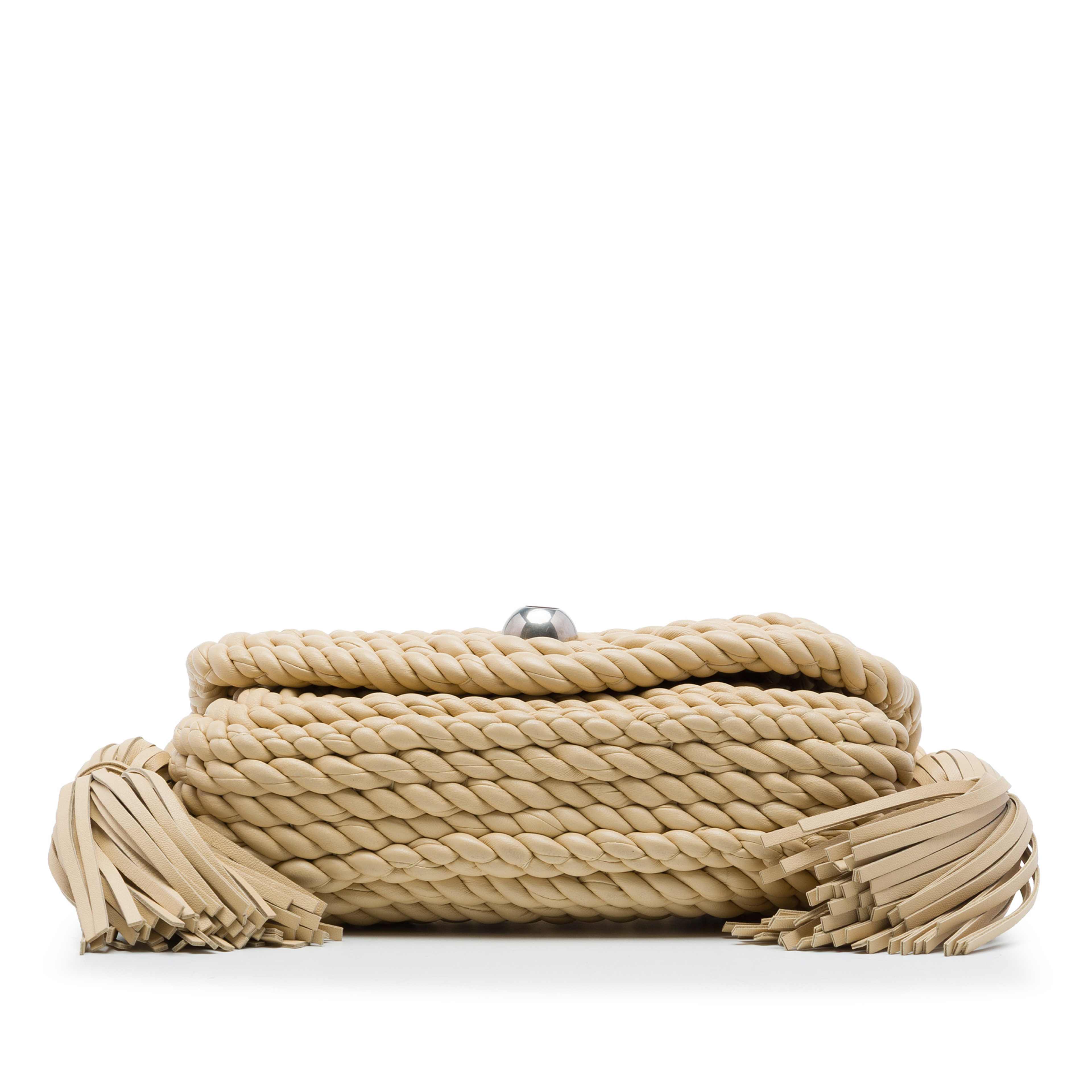 Bottega Veneta Twisted Lambskin Torchon Tasseled Crossbody, från Luxclusif, i färgen beige. Klicka för att öppna bilden i stort format