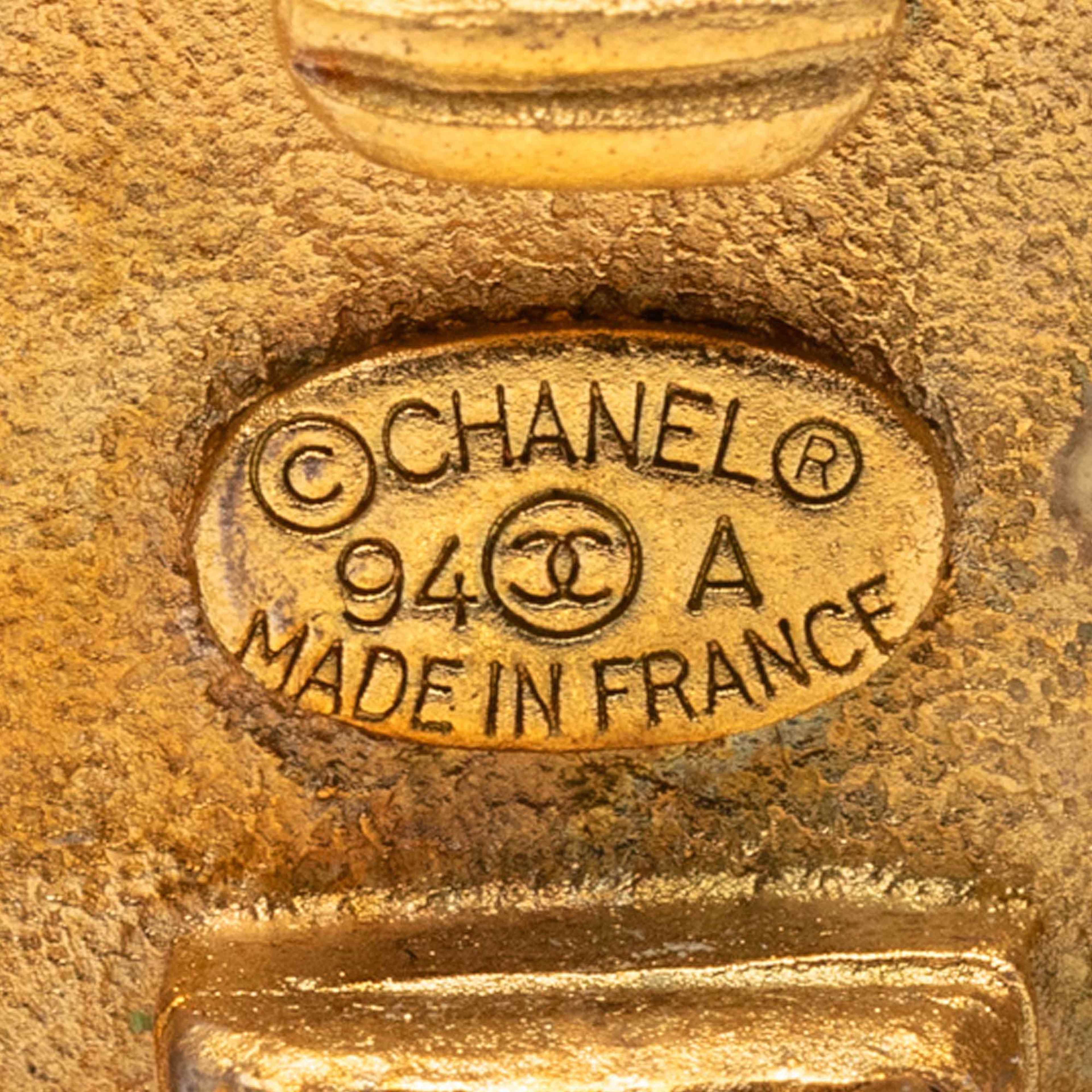 Chanel Gold Plated Round Button Clip On Earrings, från Luxclusif, i färgen guld. Klicka för att öppna bilden i stort format