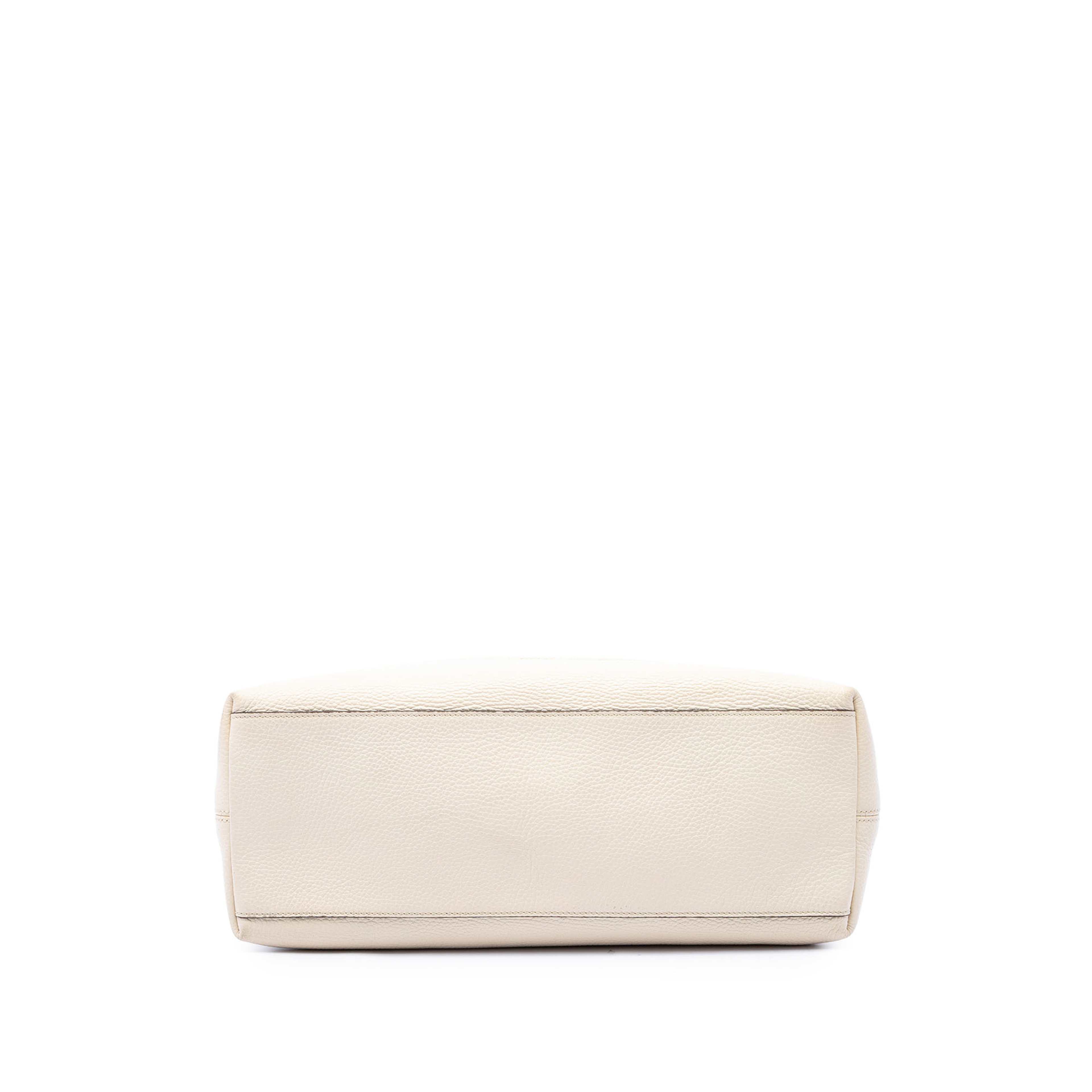 Gucci Medium Calfskin Soho Chain Tote, från Luxclusif, i färgen vit. Klicka för att öppna bilden i stort format