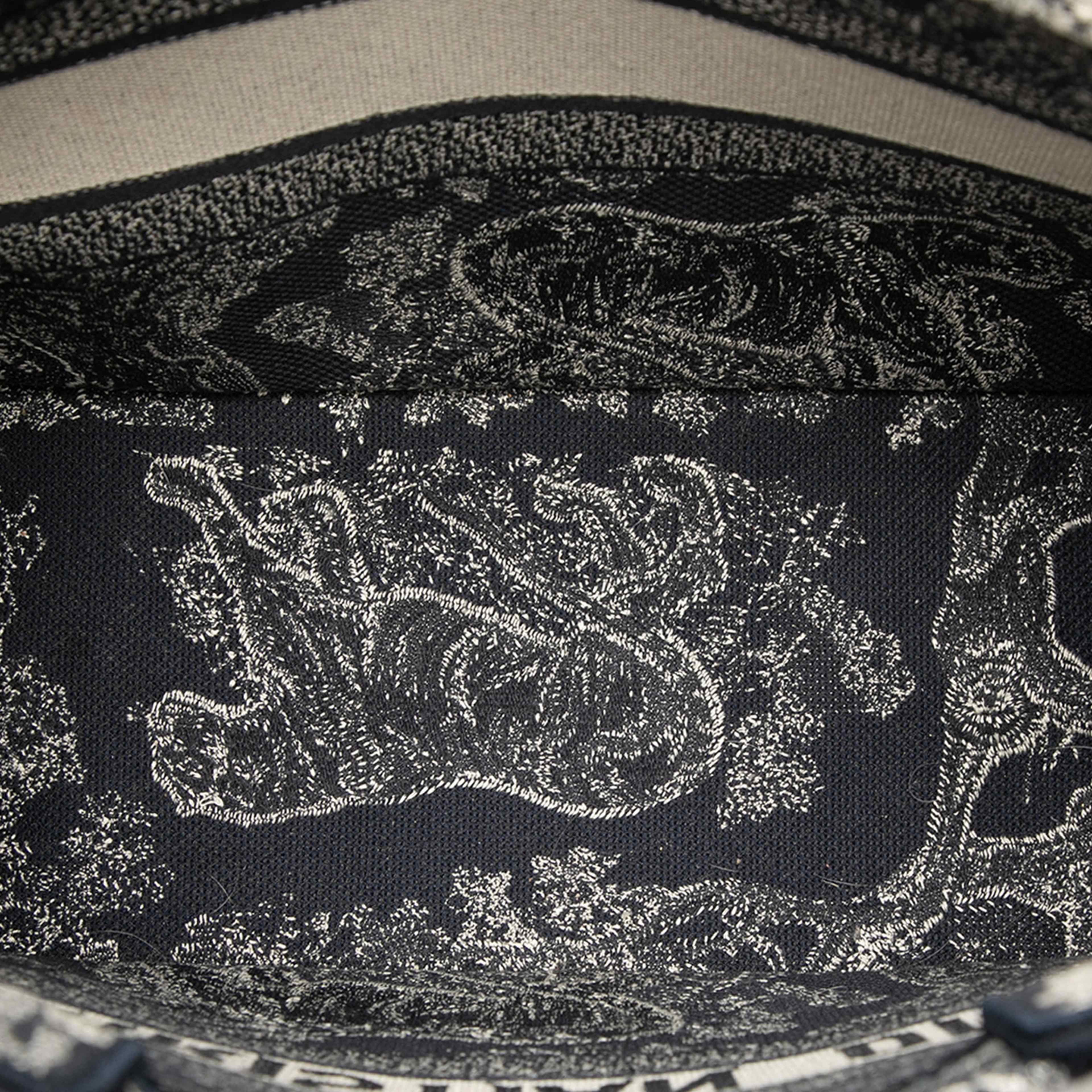 Dior Medium Canvas Embroidered Reverse Dioriviera Toile De Jouy Book Tote, från Luxclusif, i färgen navy. Klicka för att öppna bilden i stort format