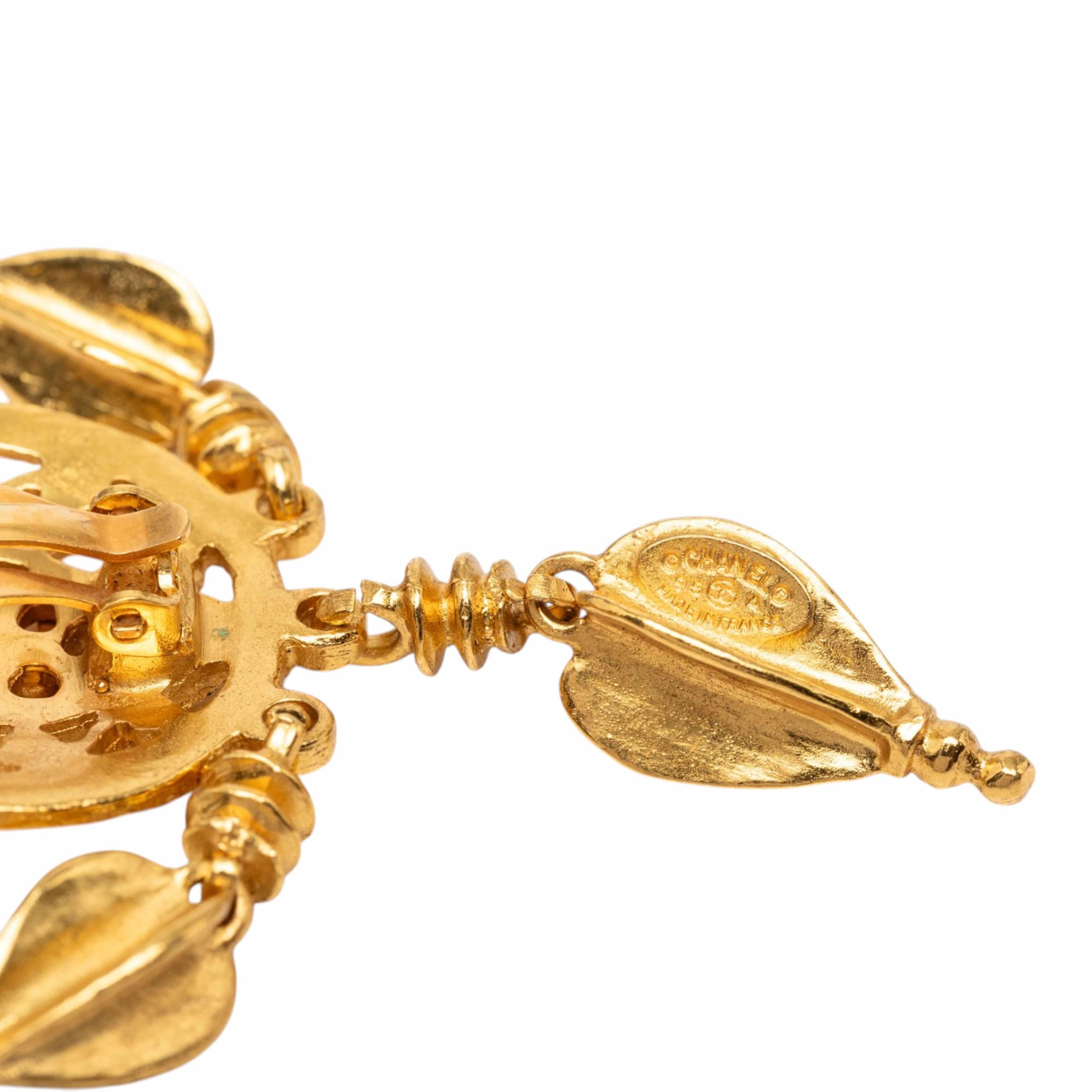 Chanel Cc Gold Plated Filigree Fringe Drop Clip On Earrings, från Luxclusif, i färgen guld. Klicka för att öppna bilden i stort format