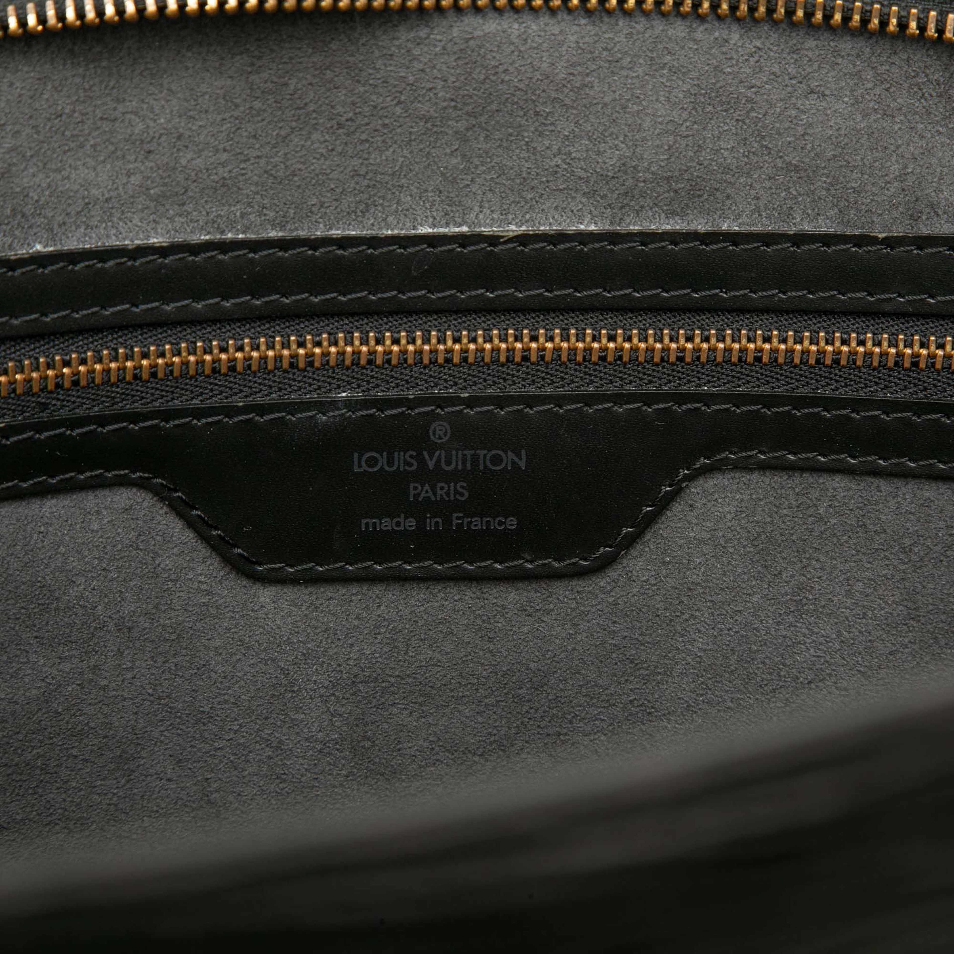 Louis Vuitton Epi Saint Jacques Gm Long Strap, från Luxclusif, i färgen svart. Klicka för att öppna bilden i stort format