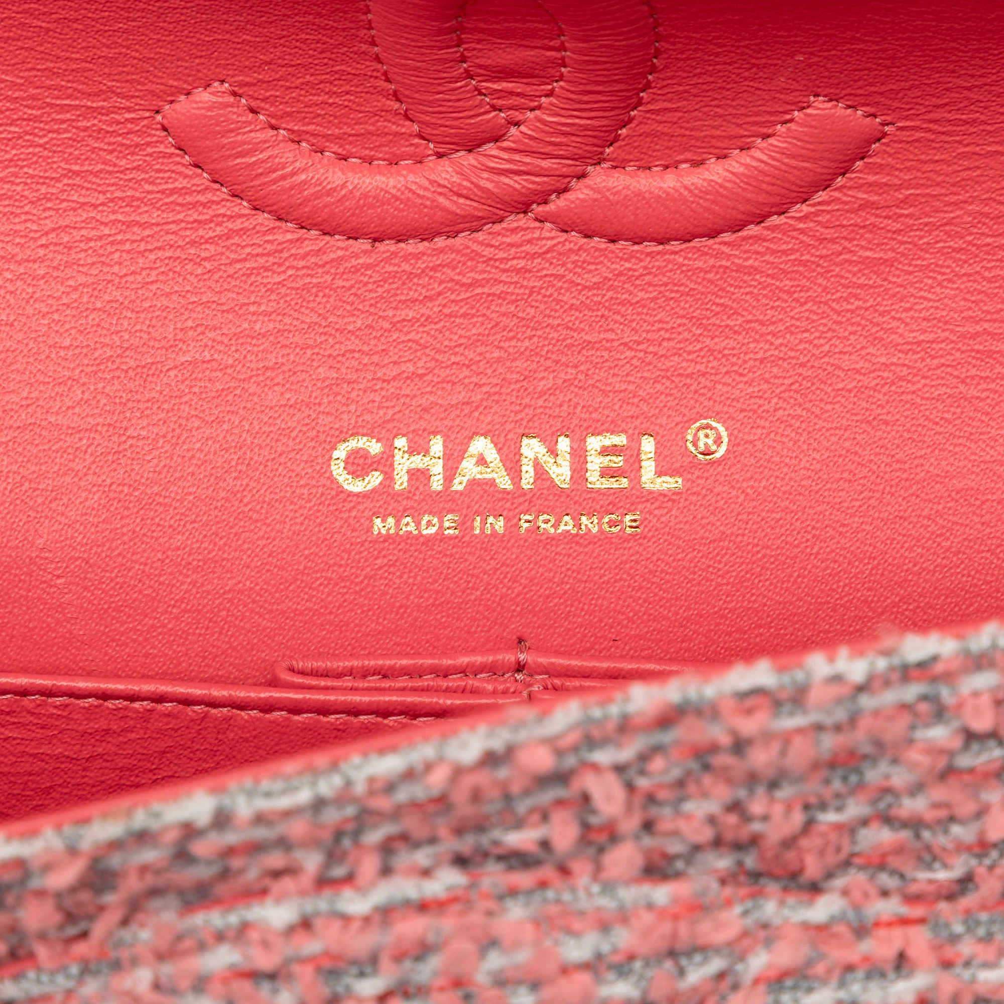 Chanel Quilted Tweed Reissue 2.55 Double Flap 225, från Luxclusif, i färgen pink.