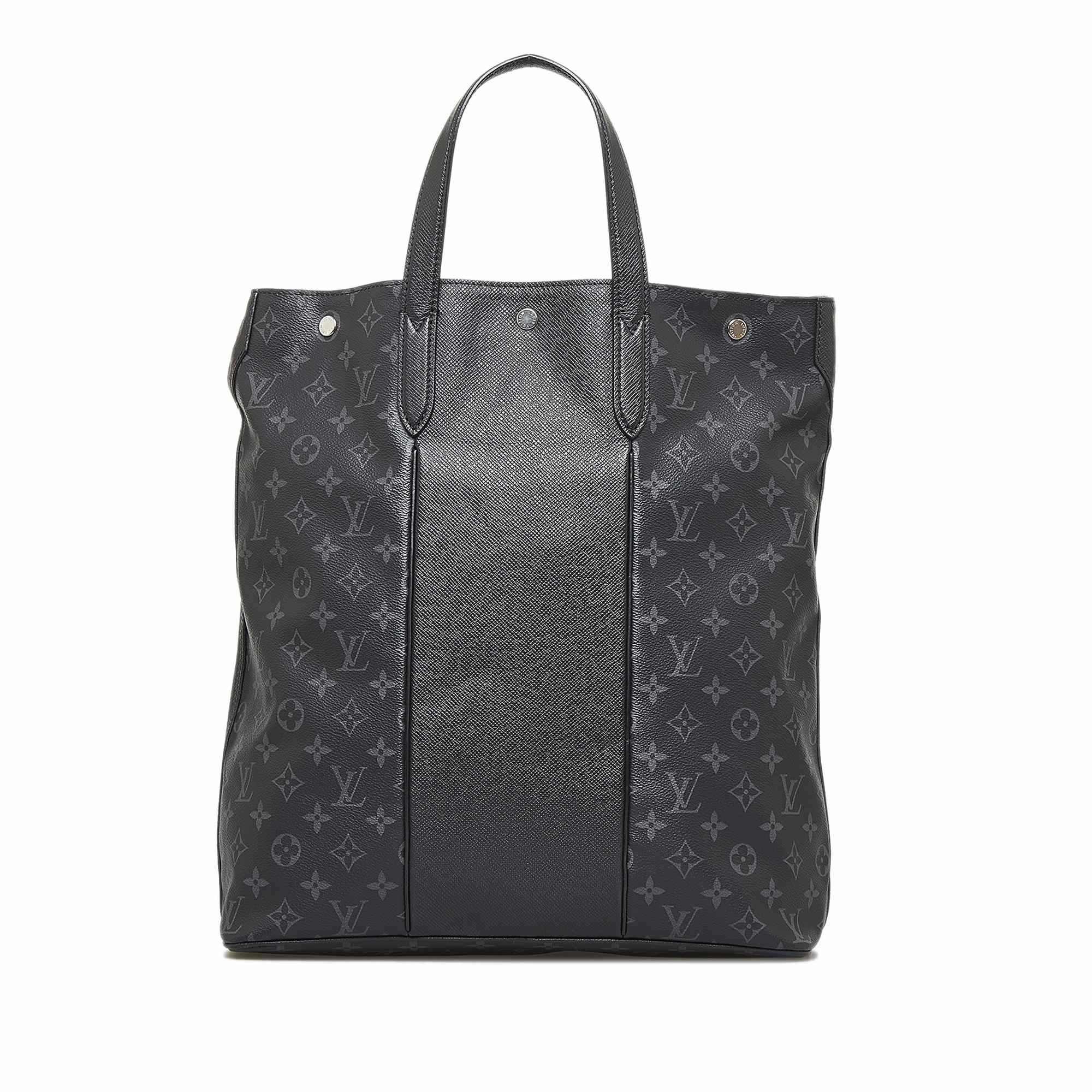 Louis Vuitton Taigarama Outdoor Tote, från Luxclusif, i färgen black.