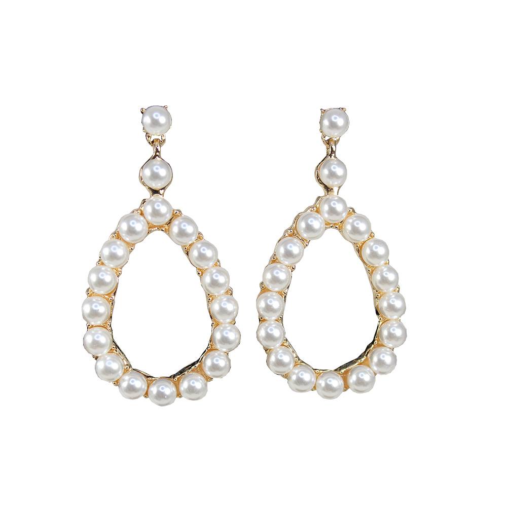 Hängande Örhängen I Oval Form Med Vita Pärlor, från Complement, i färgen white pearl.