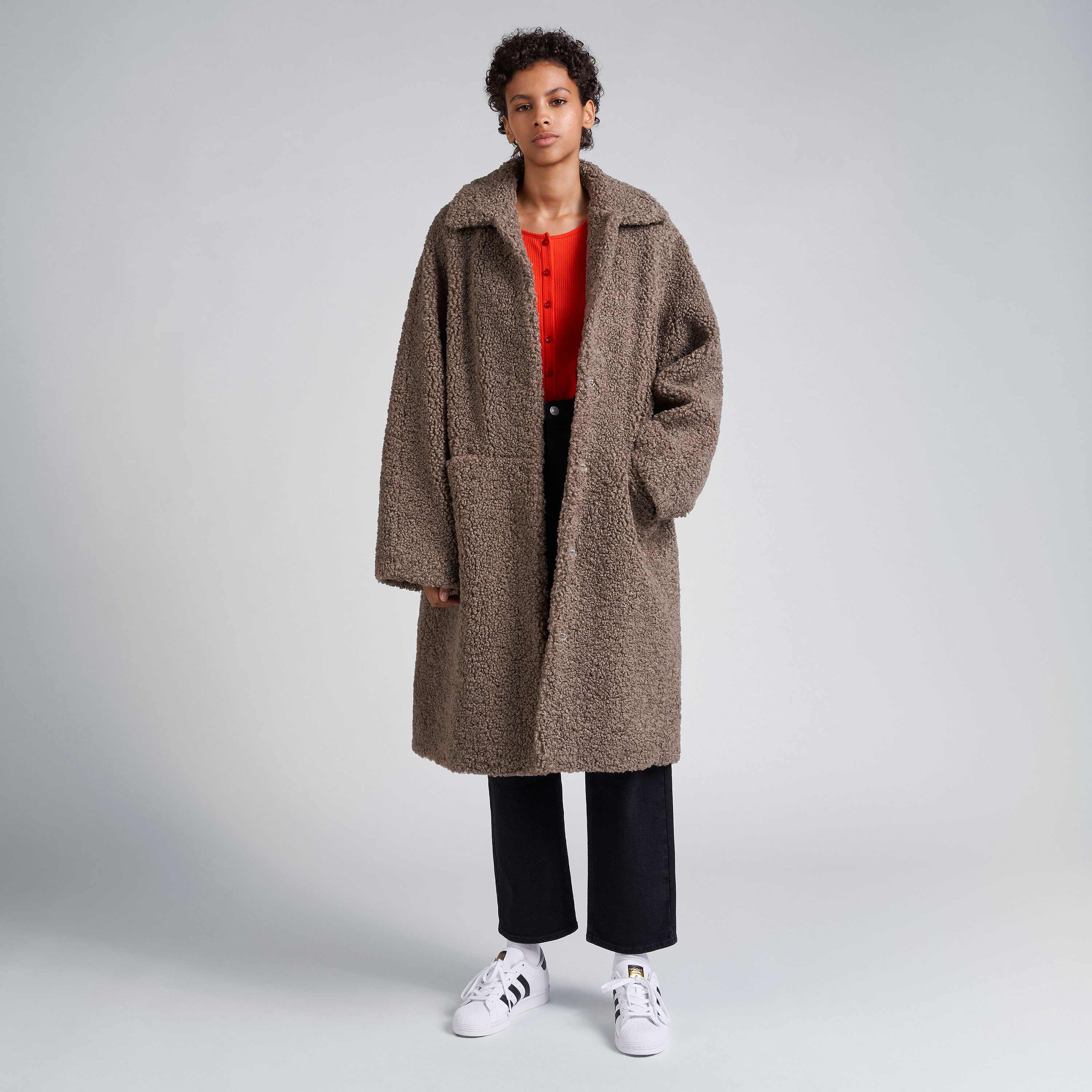 Fluffig oversize kappa LOKE, från Carin Wester, i färgen Beige.