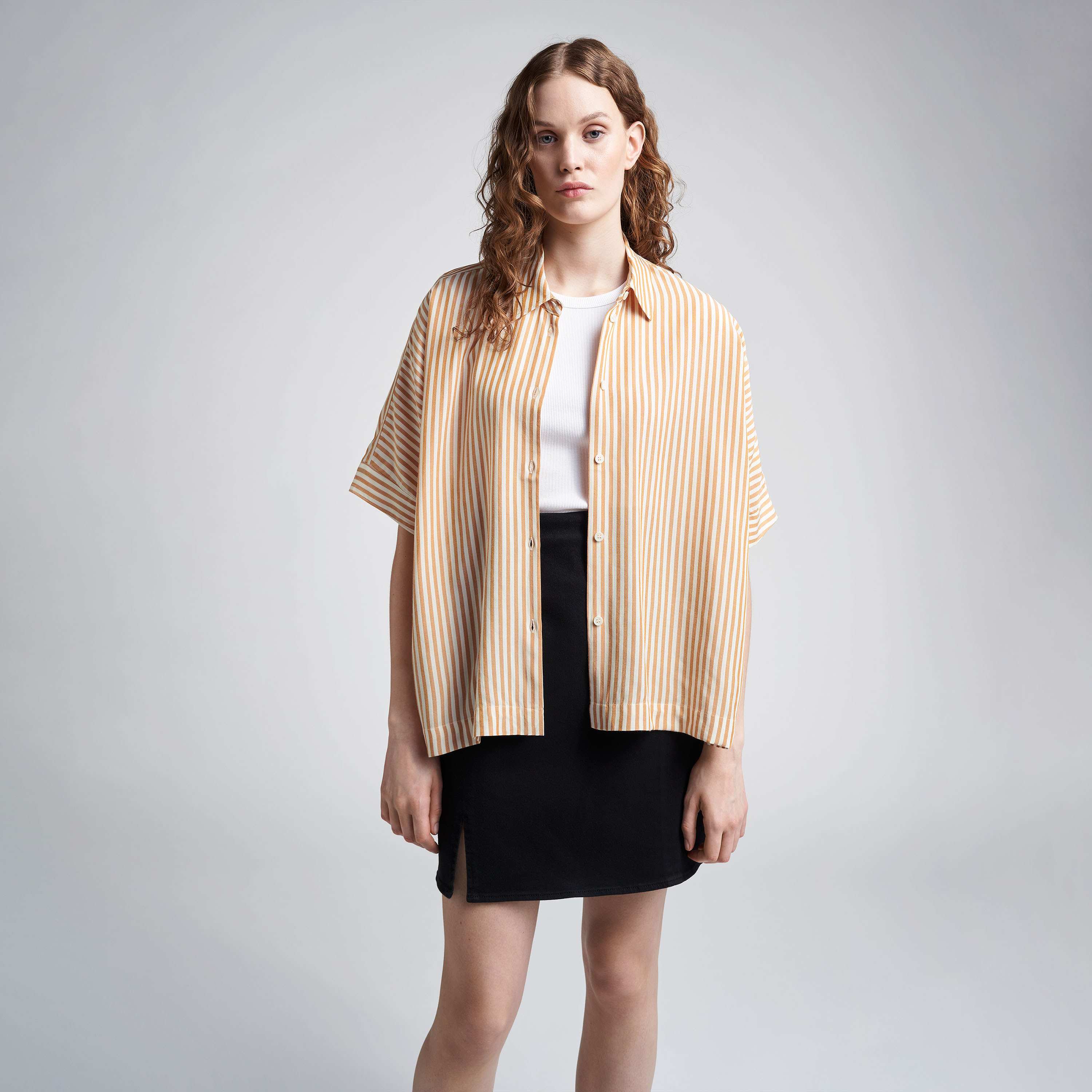 Vid skjortblus i viskos KELIS, från Carin Wester, i färgen Camel Stripe.