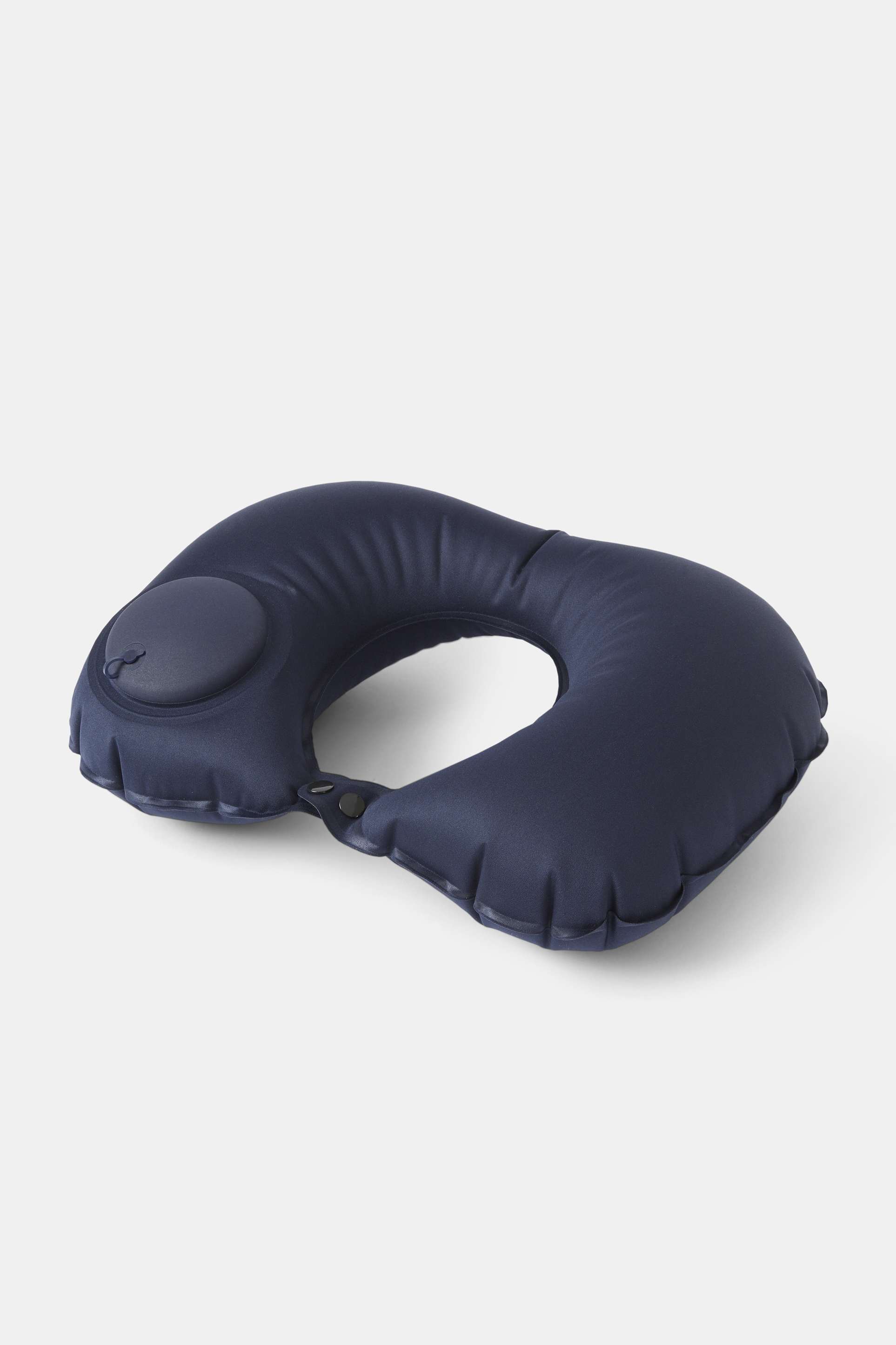 Uppblåsbar nackkudde med inbyggd pump, från Monteroc, i färgen Dark Blue.