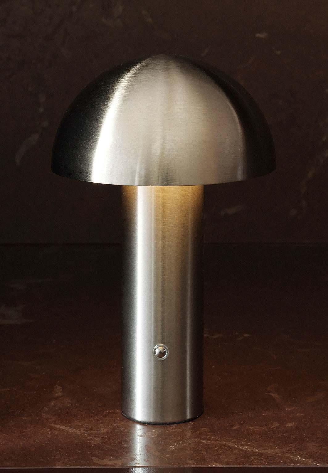 Uppladdningsbar bordslampa DONNA, från Åhléns Home, i färgen Chrome.