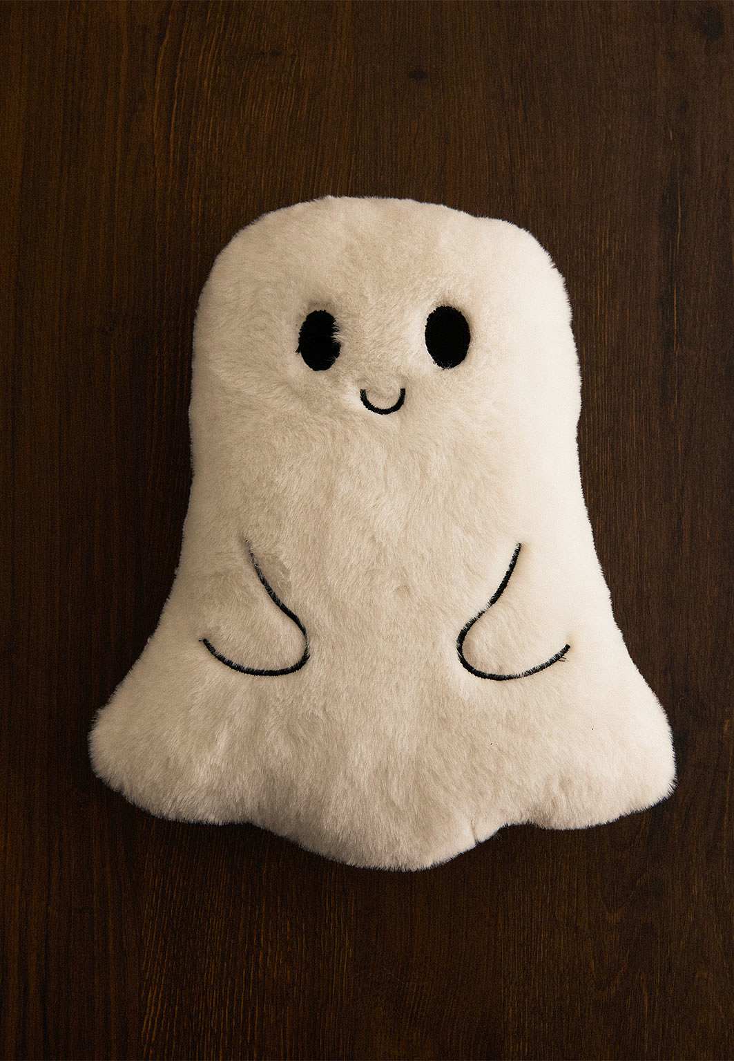 Kudde GHOST, från Åhléns Home, i färgen Off White.