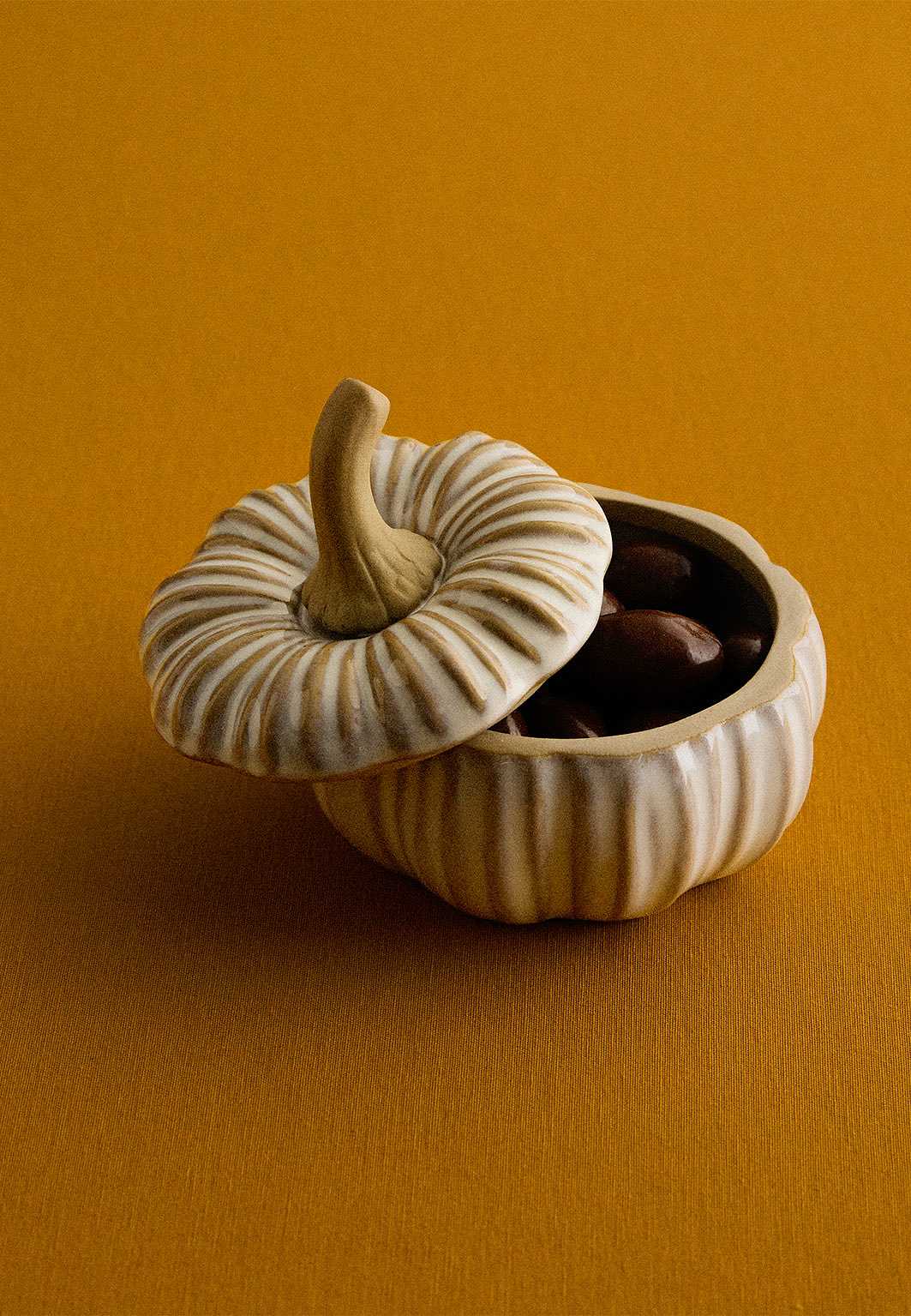 Burk med lock PUMPKIN, från Åhléns Home, i färgen White.