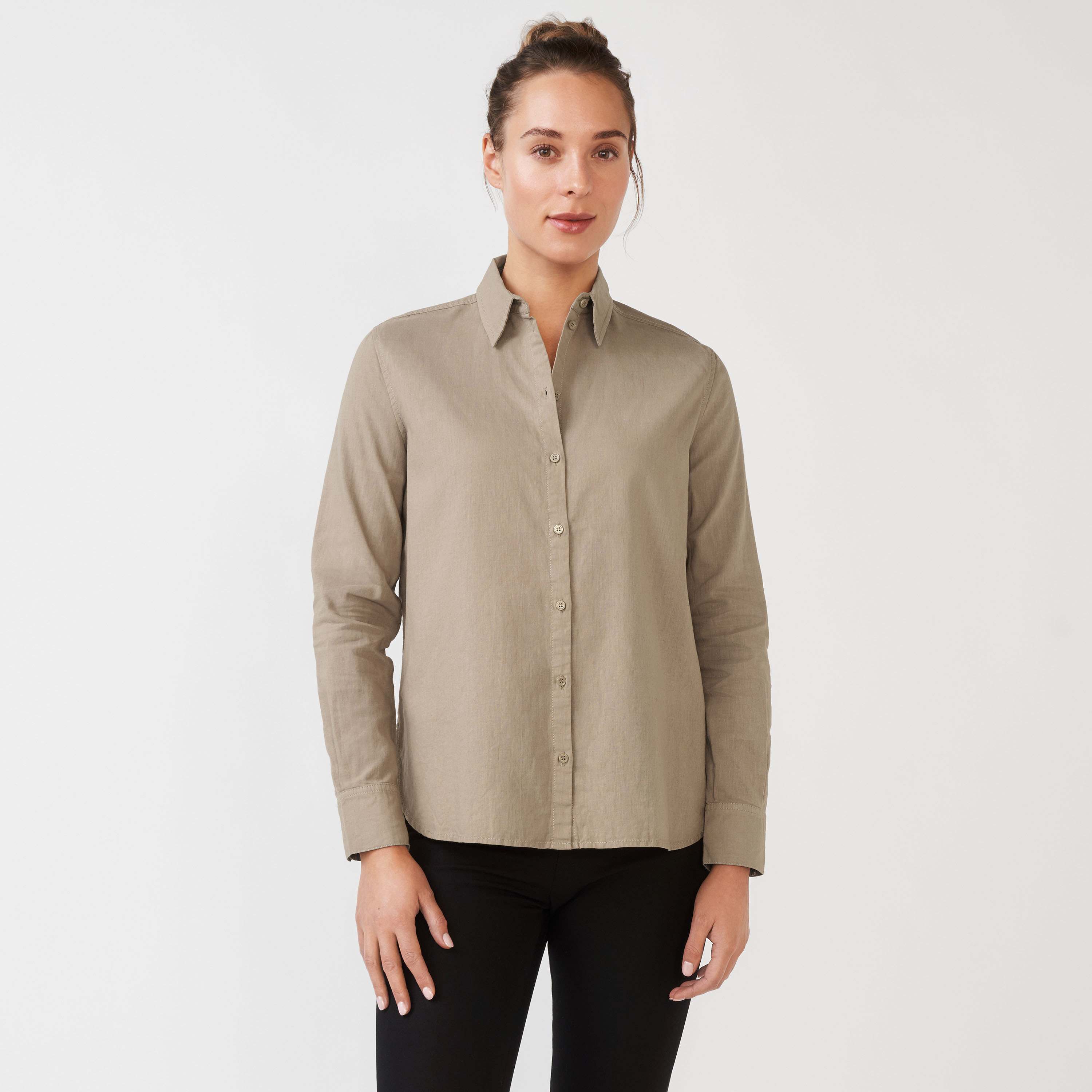 Skjorta i linnemix TINI, från Å WOMAN, i färgen Natural.