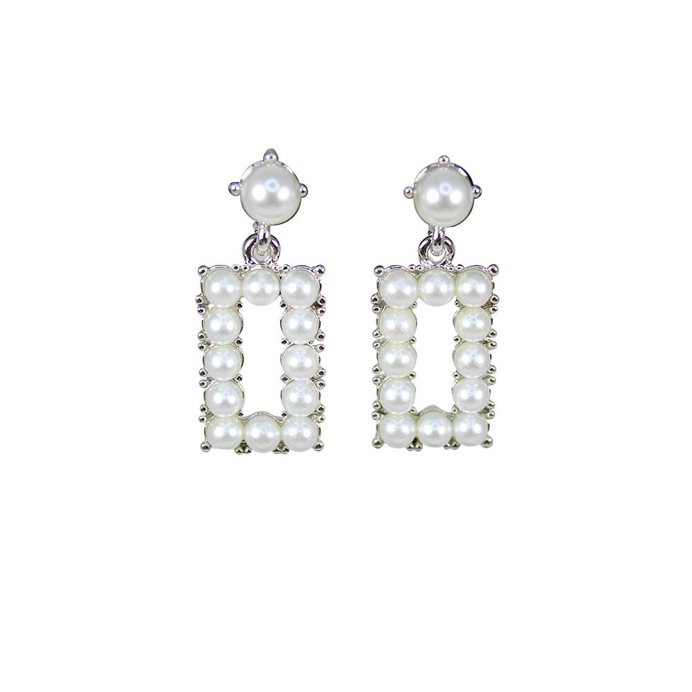 Smår Rektangulära Örhängen Med Vita Pärlor, från Complement, i färgen silver.