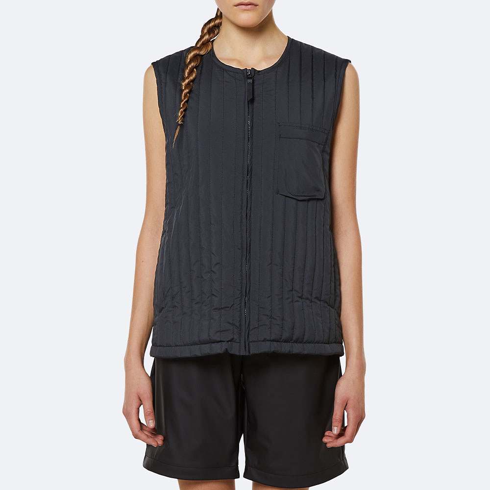 Layers Wear, från Rains, i färgen Black.