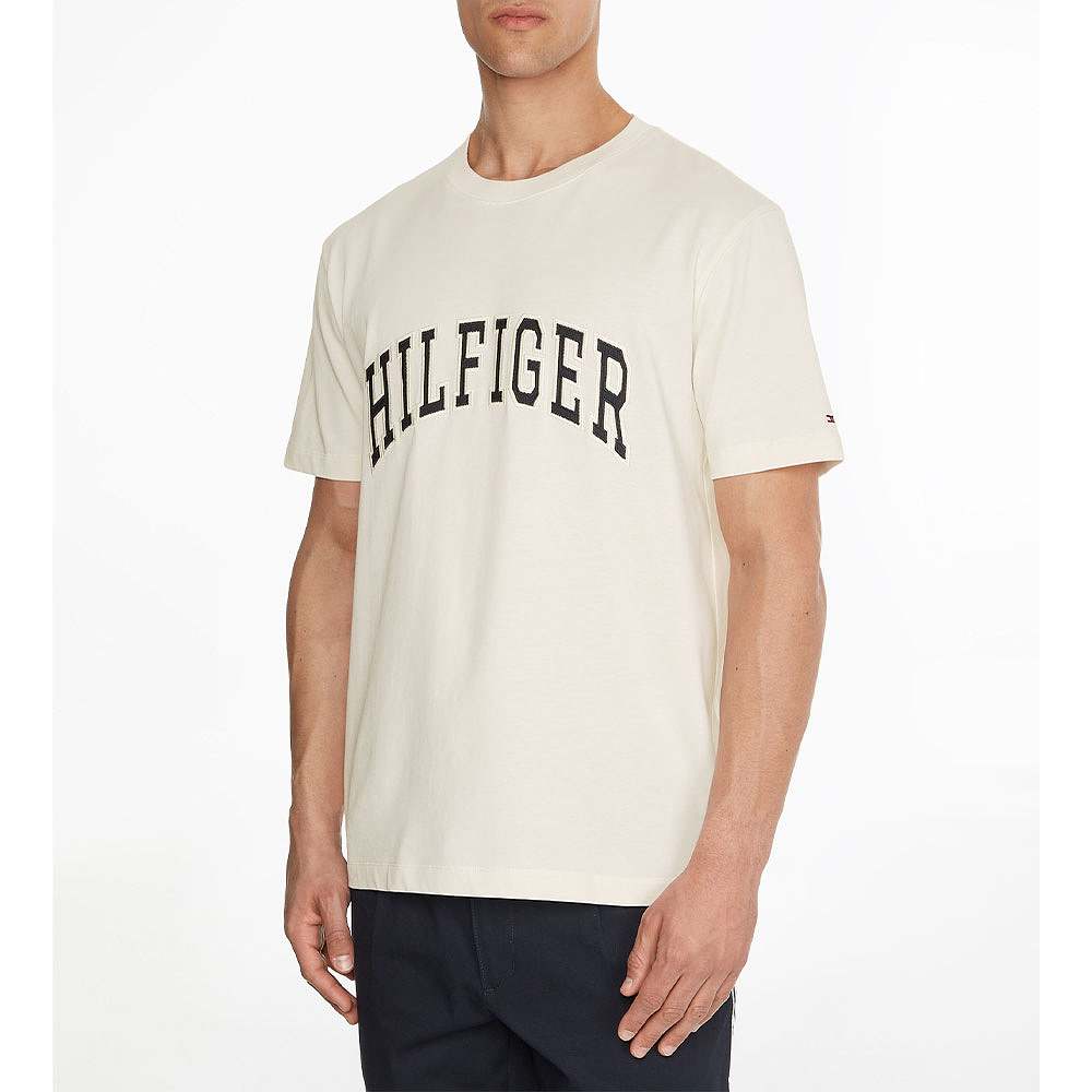 Arch Casual Tee, från Tommy Hilfiger, i färgen Ivory.