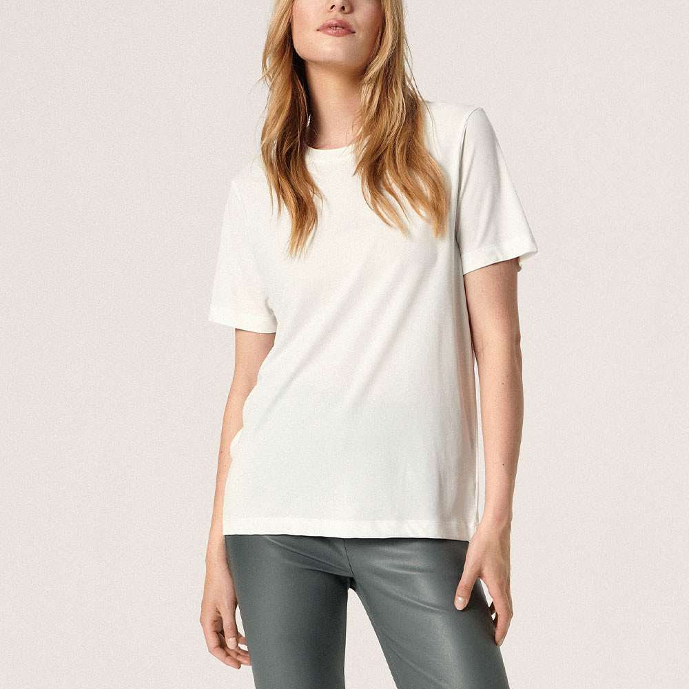 SLColumbine Loose Fit T-shirt, från Soaked In Luxury, i färgen Broken White.