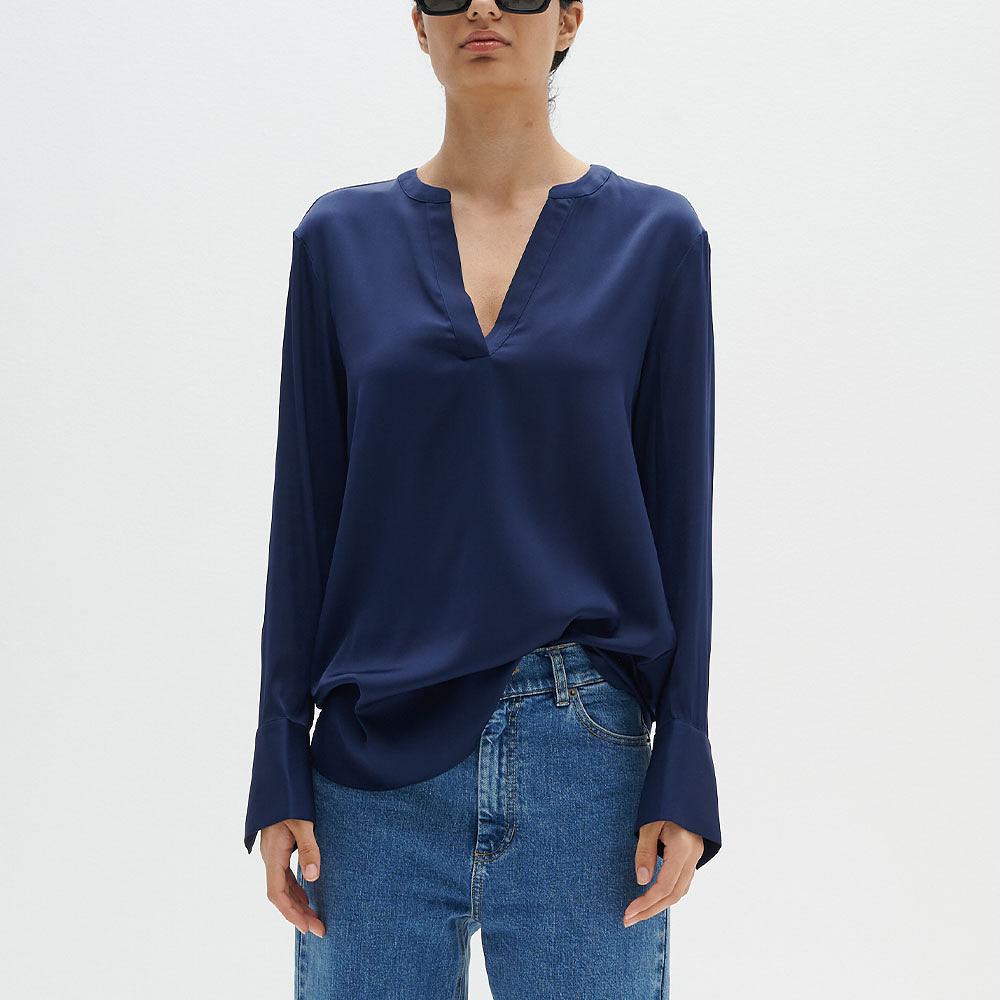 LikoIW Blouse, från Inwear, i färgen Midnight Magic.