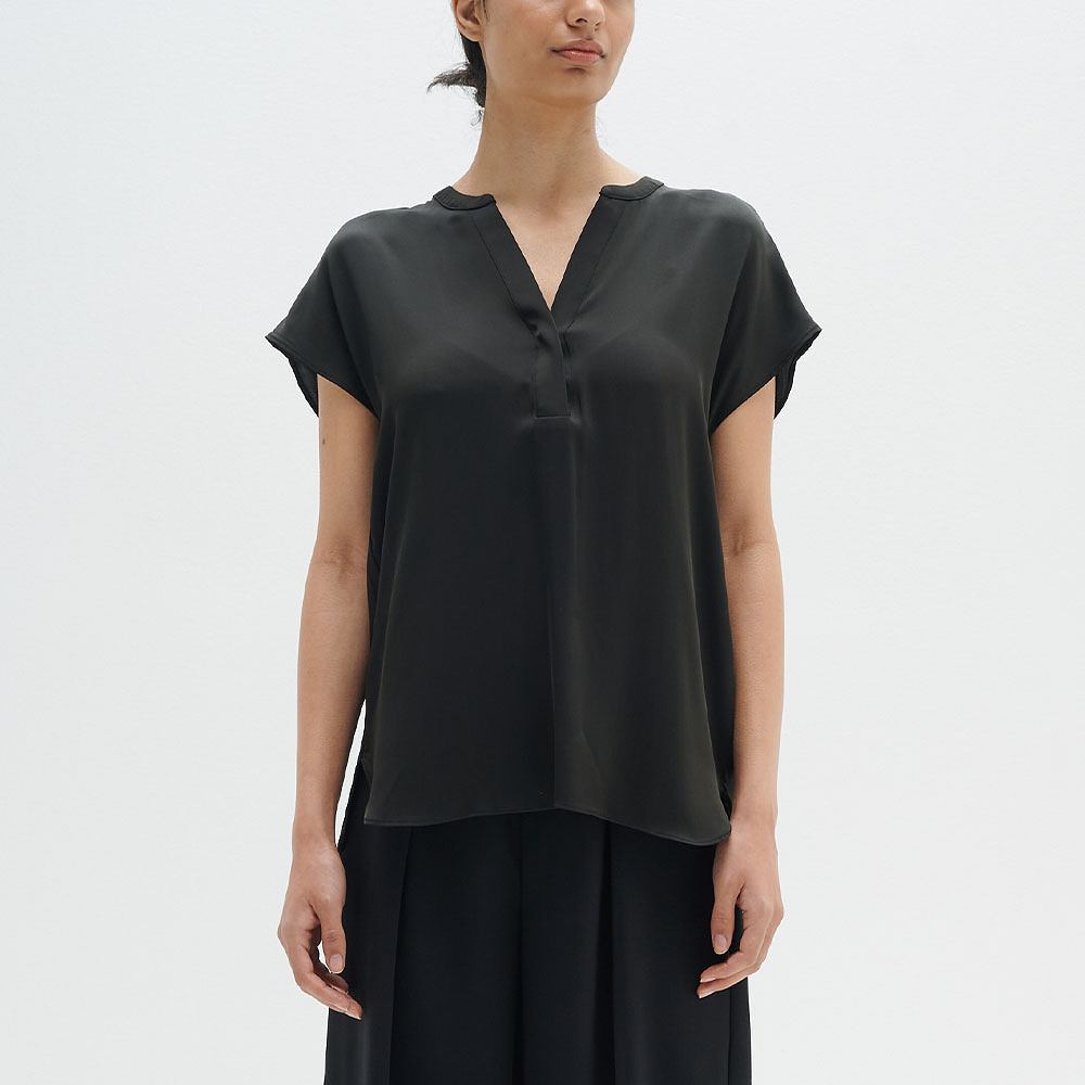 LiraIW Top, från Inwear, i färgen Black.