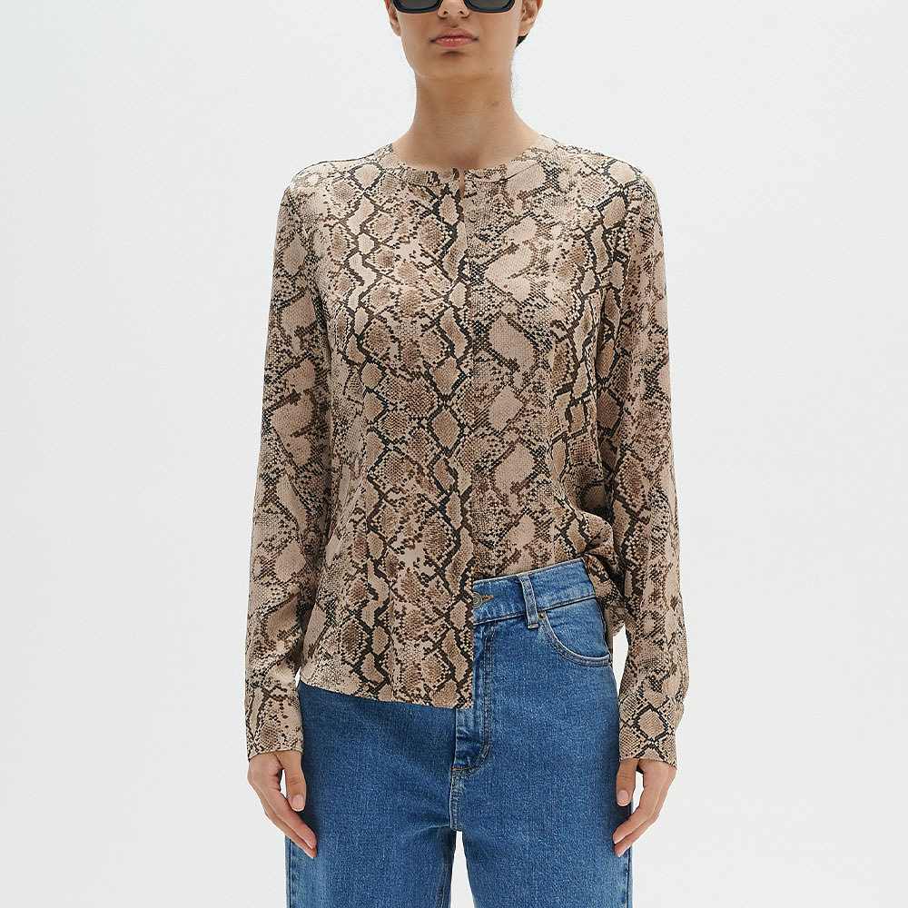 LikoIW Print Shirt, från Inwear, i färgen Structure Snake Print.