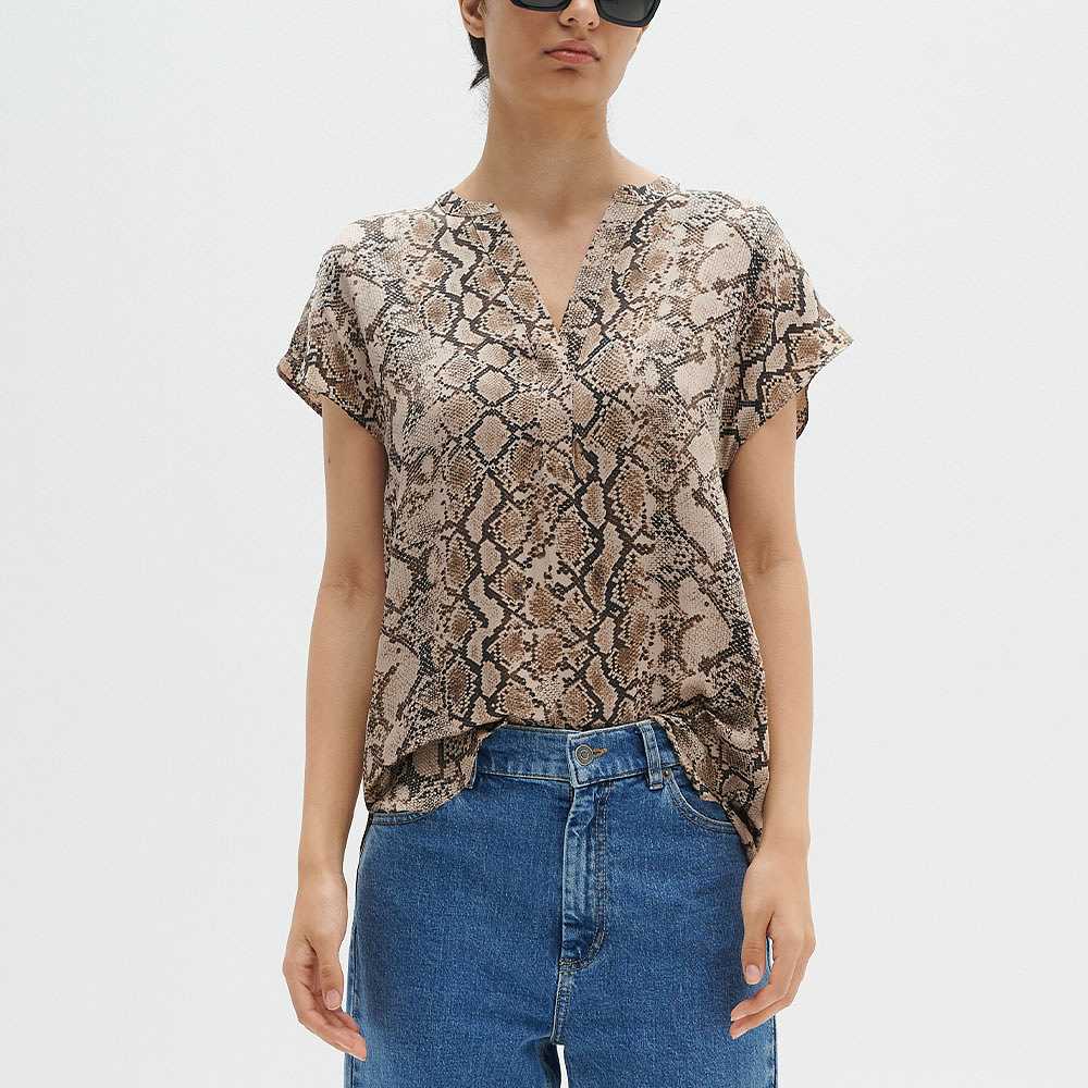 LiraIW Print Top, från Inwear, i färgen Structure Snake Print.