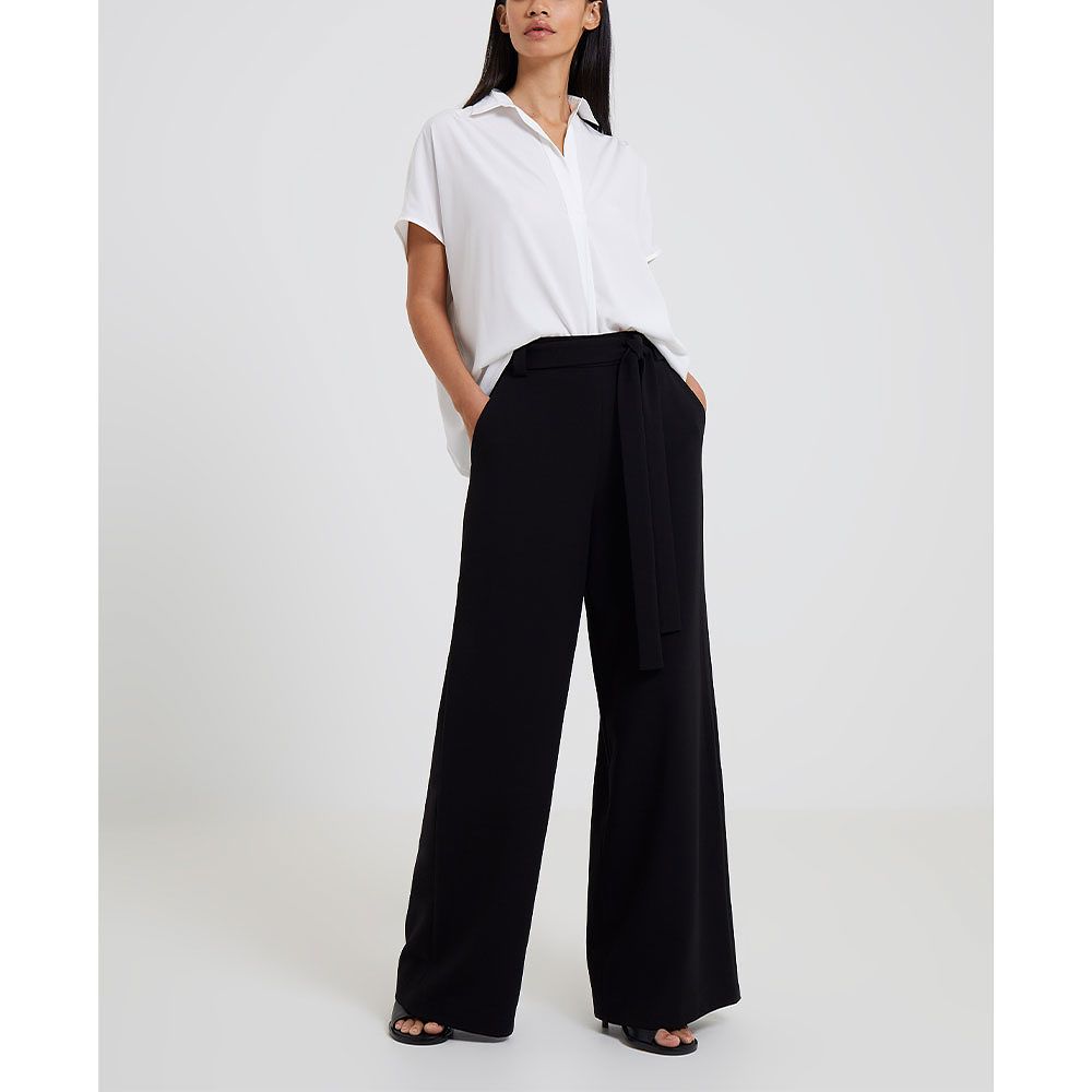 Whisper Kostymbyxa, från French Connection, i färgen Black.