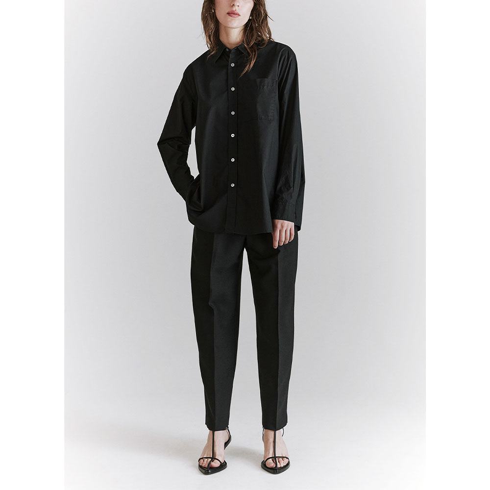 Elma Edit Shirt, från Hope, i färgen Black Poplin.