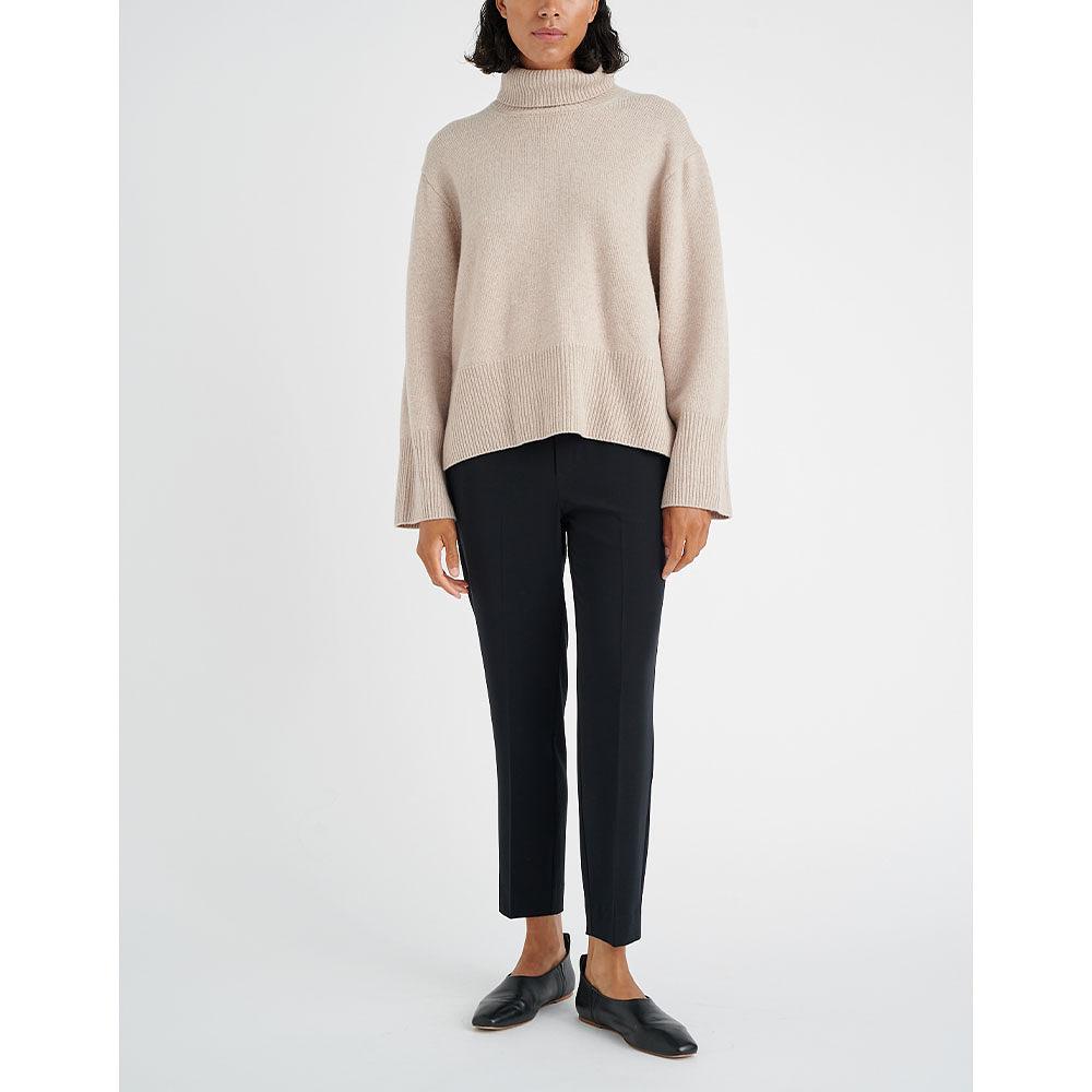 AdianIW Pull On Trouser, från Inwear, i färgen Black.