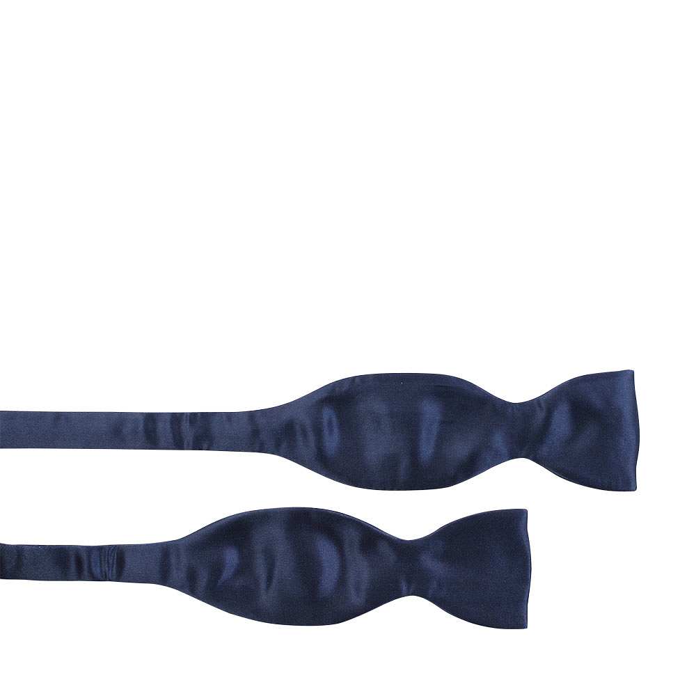 Ceremony Self Tie, från Amanda Christensen, i färgen Navy.